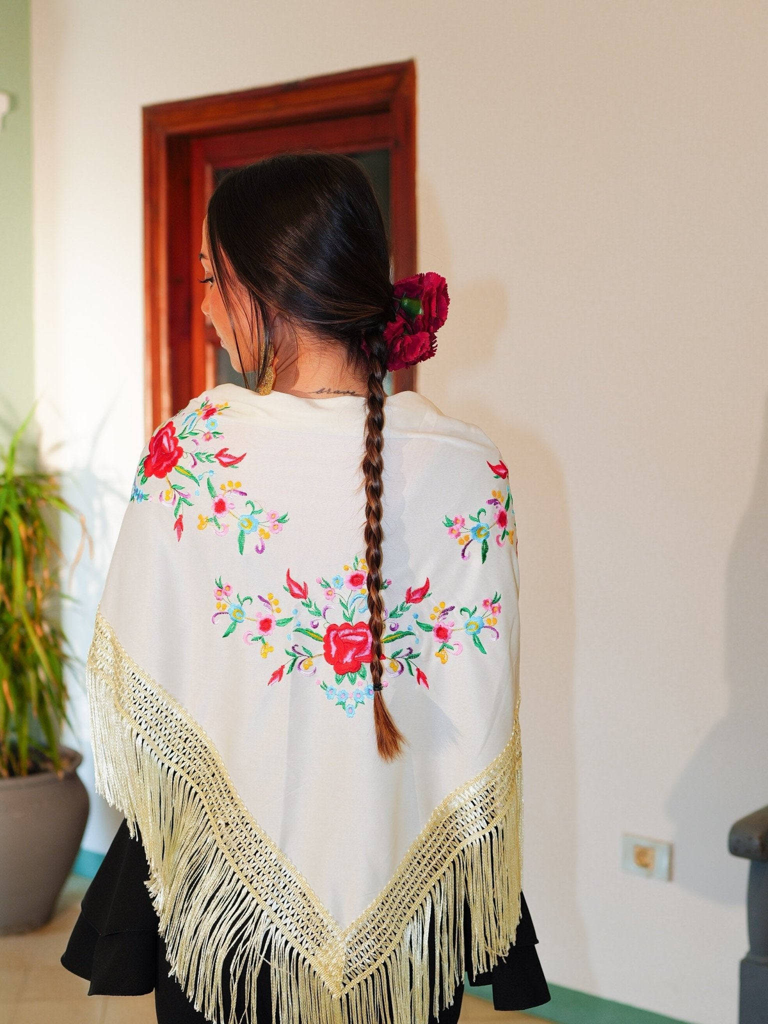 Beige floral embroidered flamenco shawl - Sorellas The Brand Barcelona S.L.