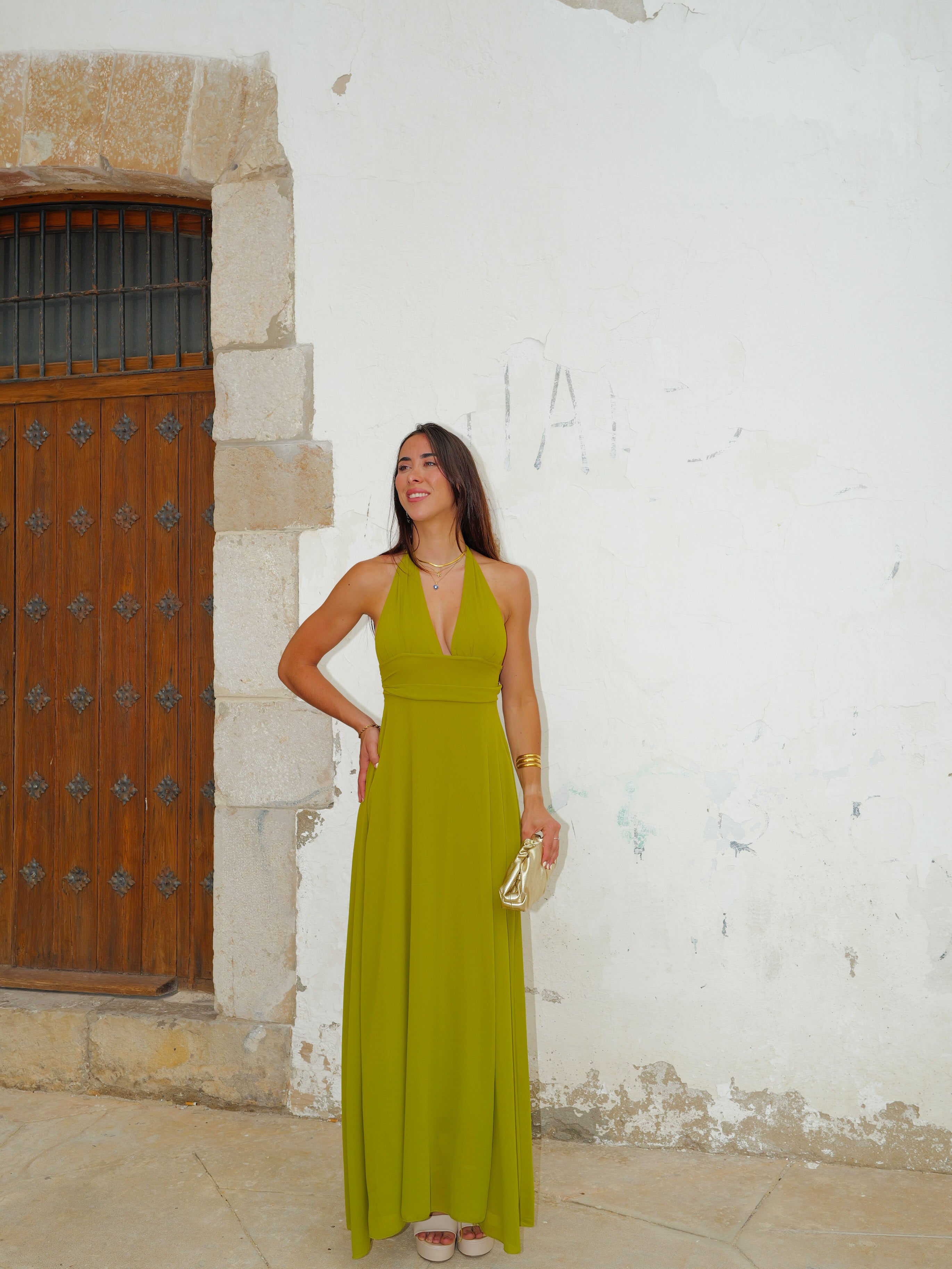 Robe longue en gaze olive avec décolleté en V