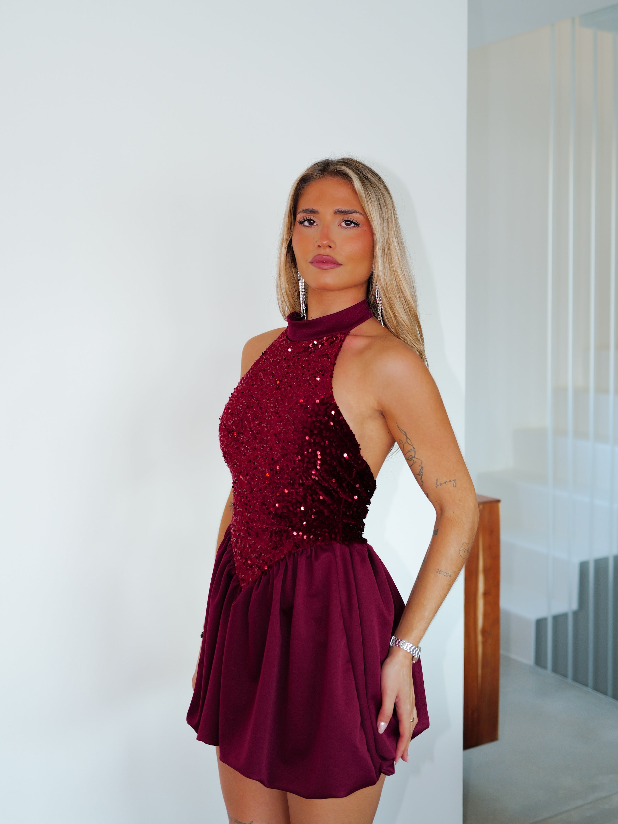 Mini robe pompeuse à col licou de couleur bordeaux