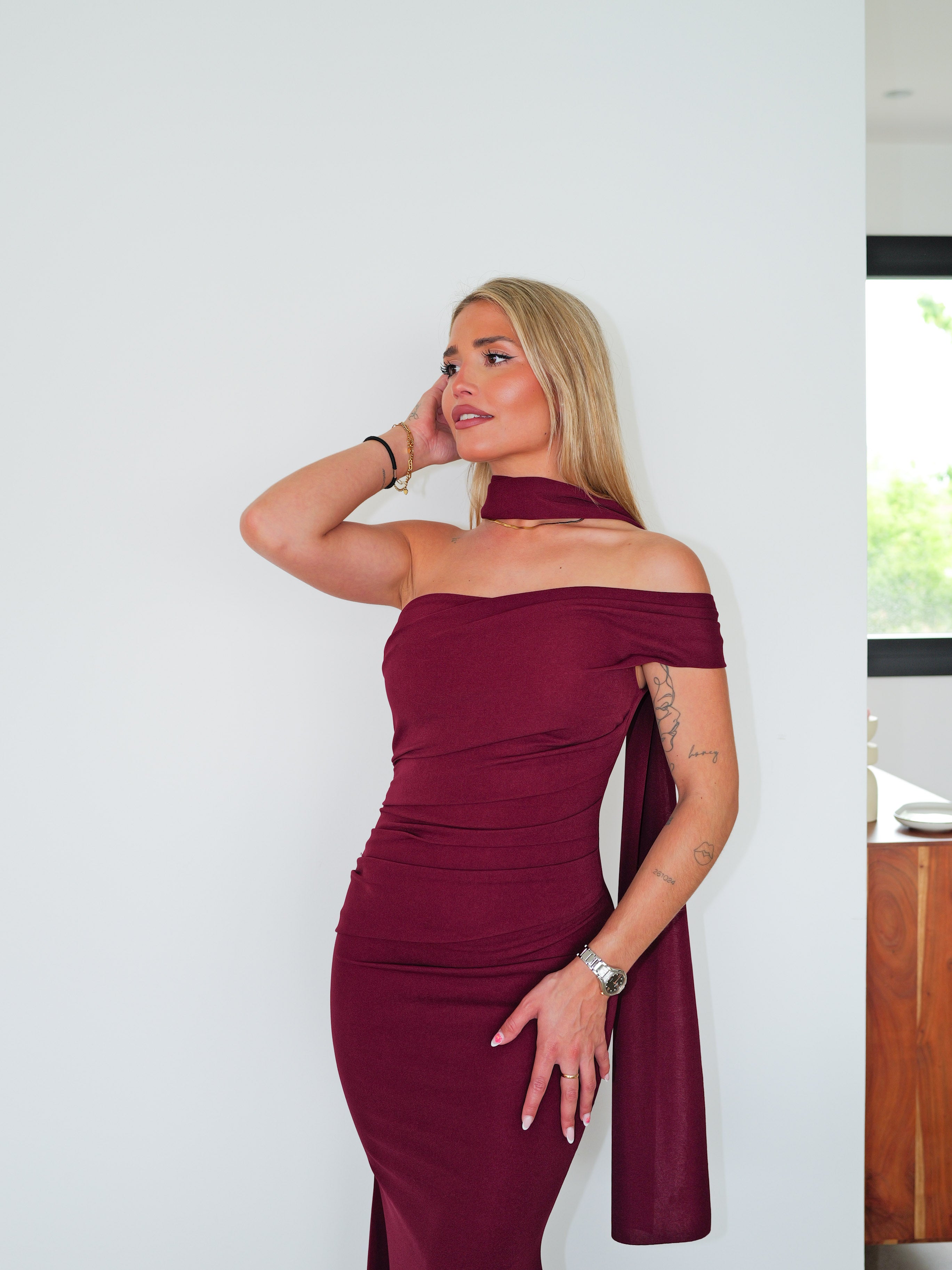 Robe ras du cou asymétrique bordeaux avec fronces asymétriques