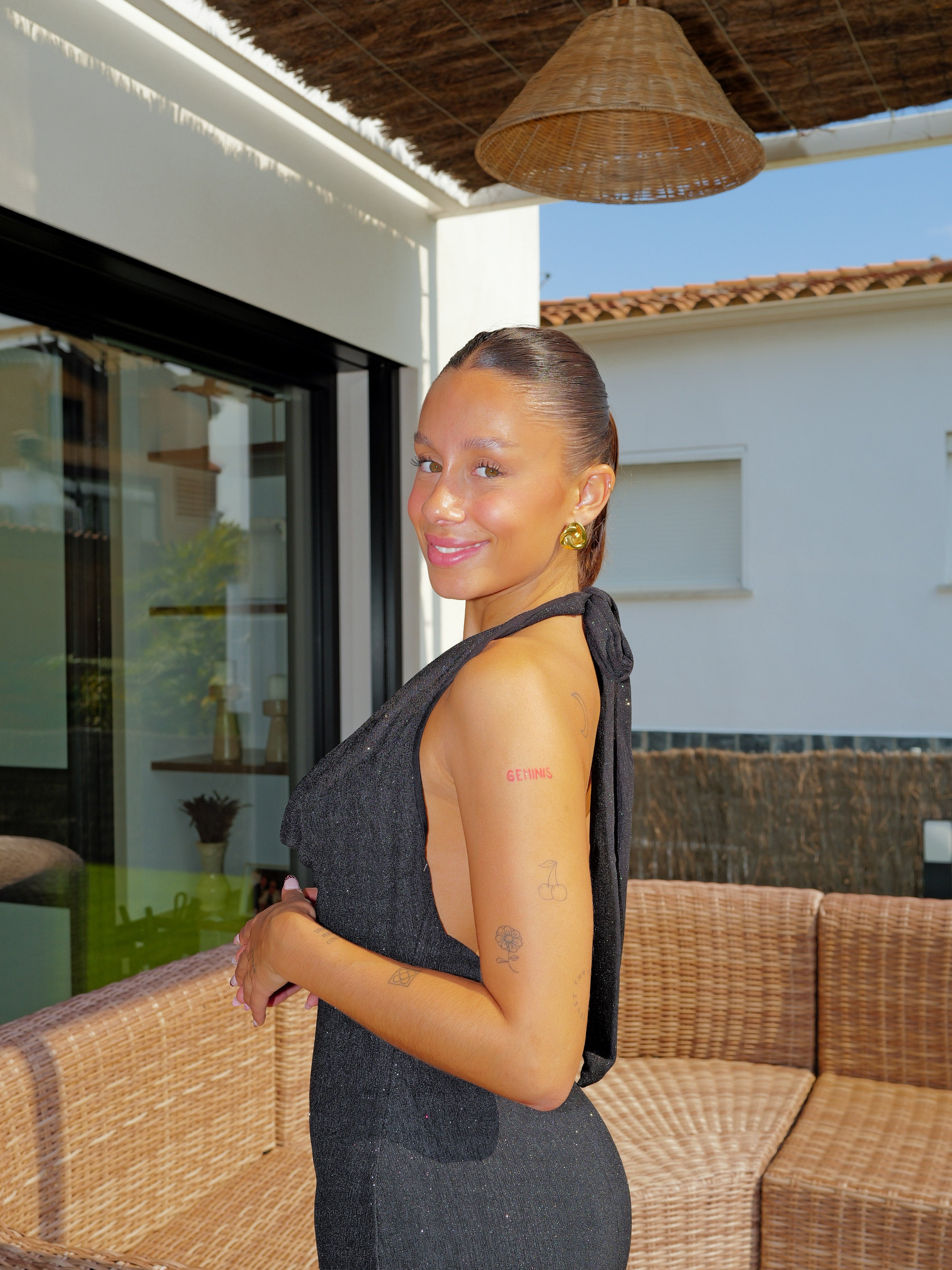 Longue robe noire en lurex en forme de cascade