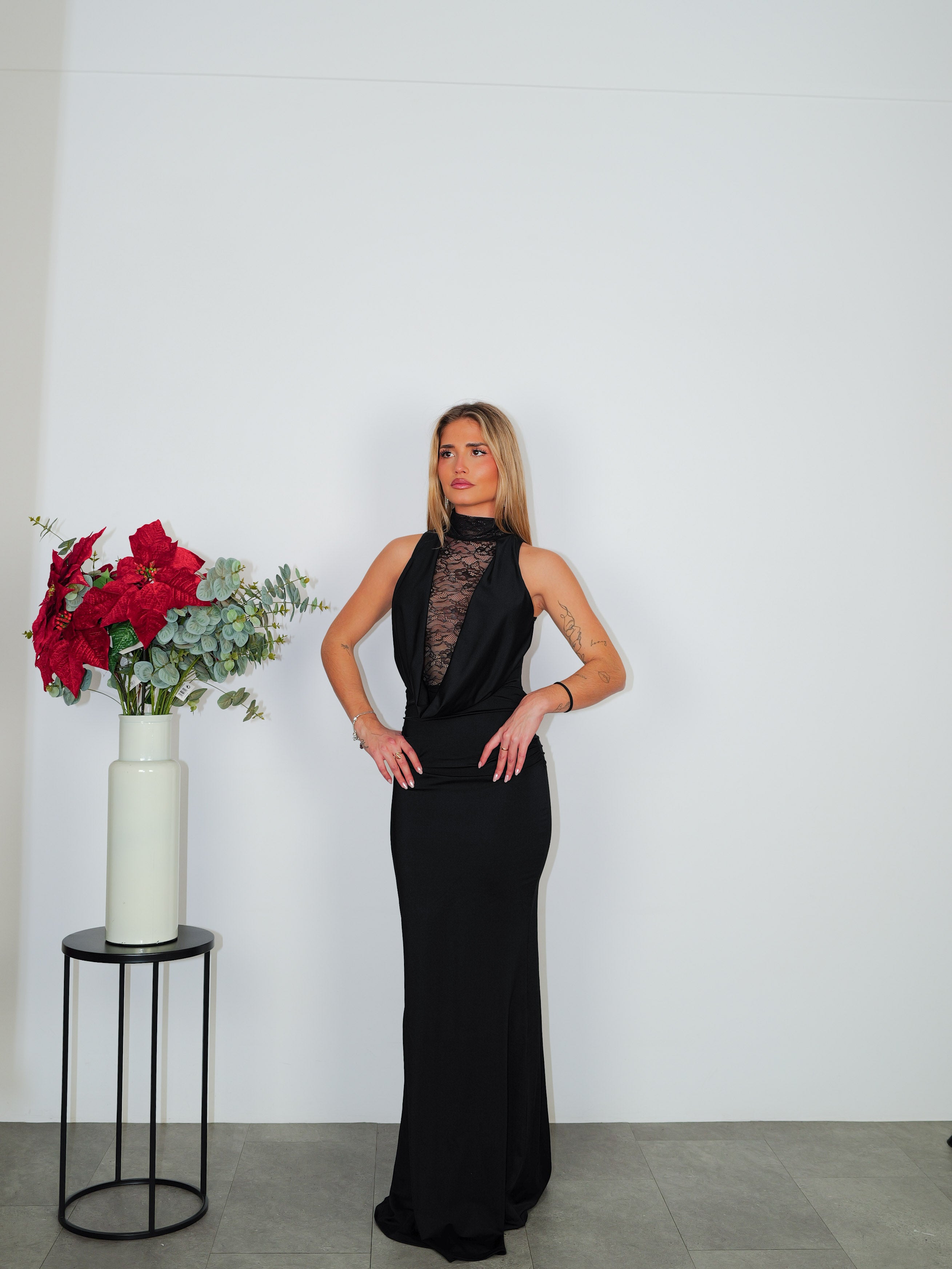 Robe longue en cascade avec encolure en dentelle noire