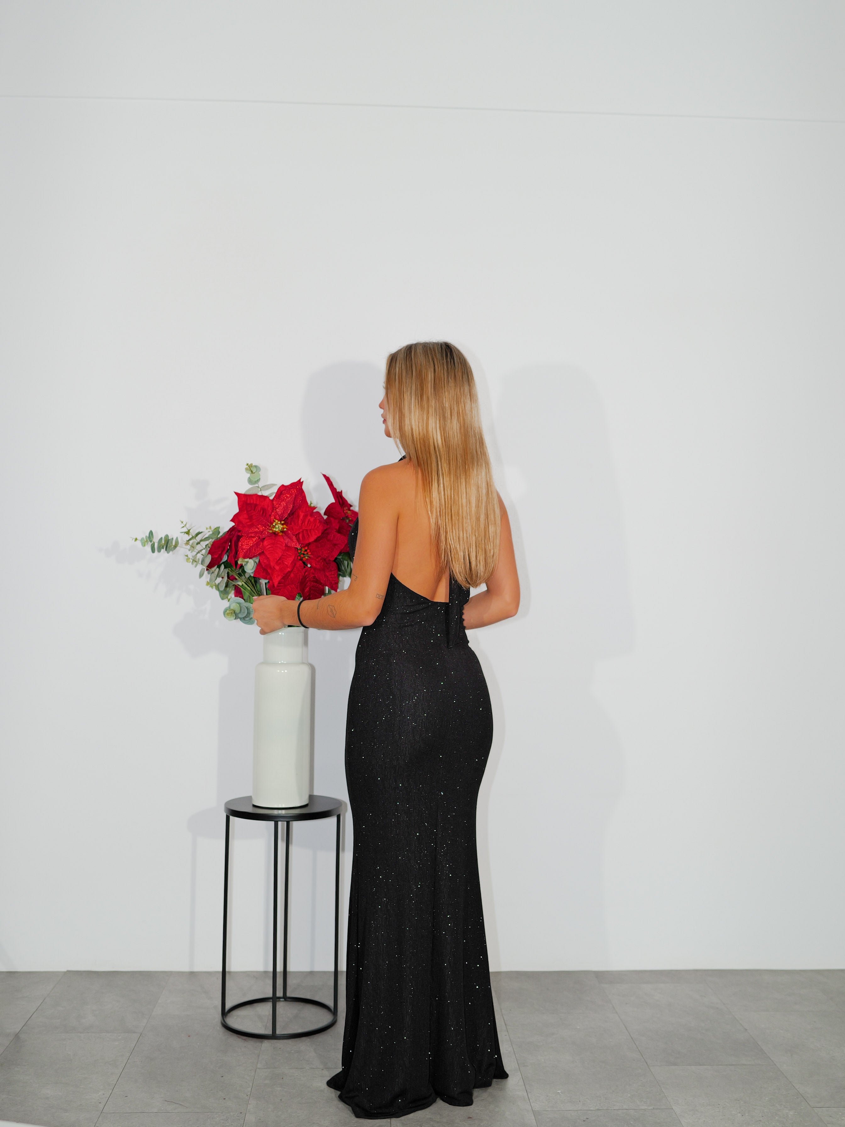 Longue robe noire en lurex en forme de cascade