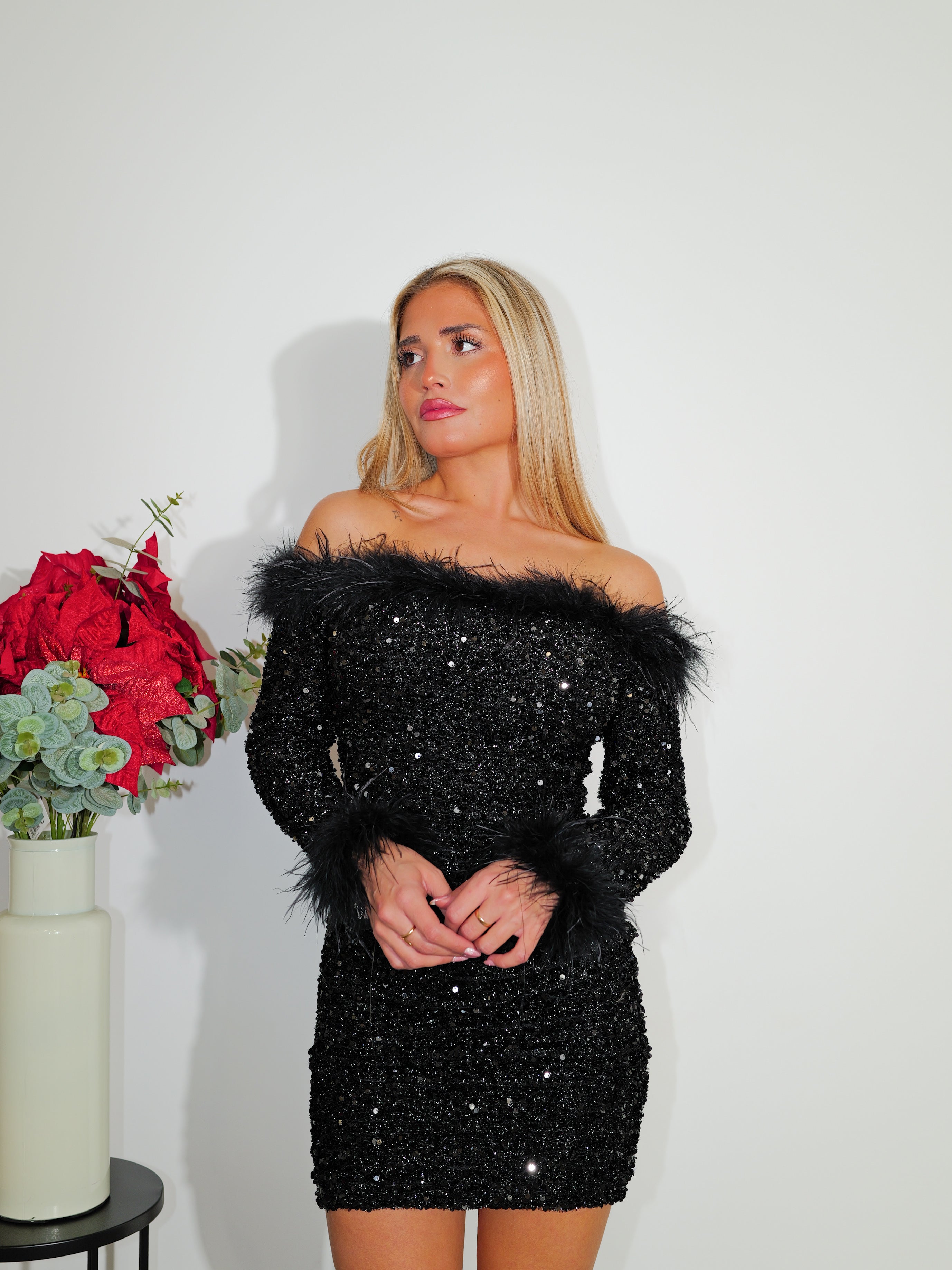 Robe bardot à plumes noires et paillettes