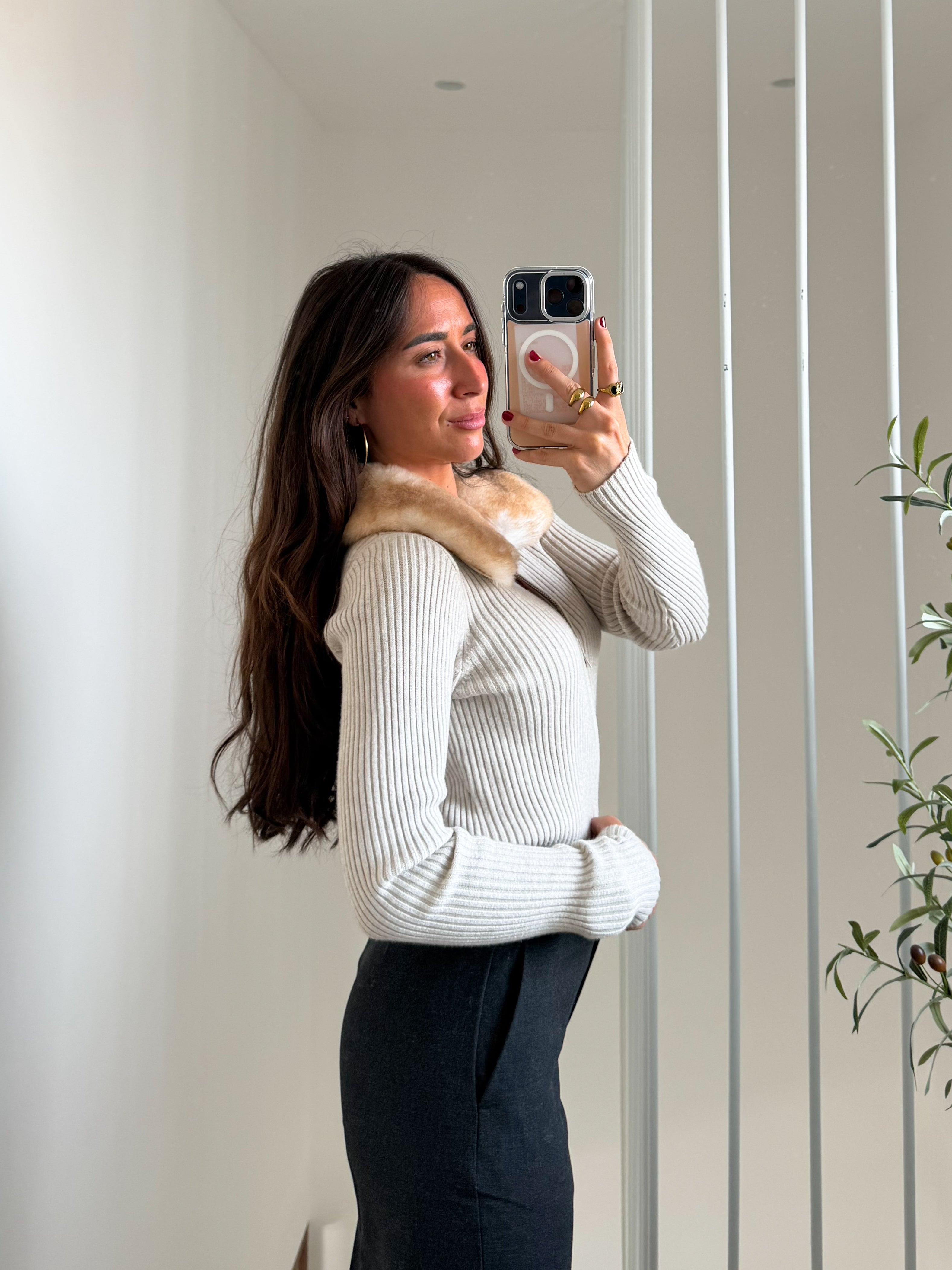 Veste beige côtelée avec col en fourrure