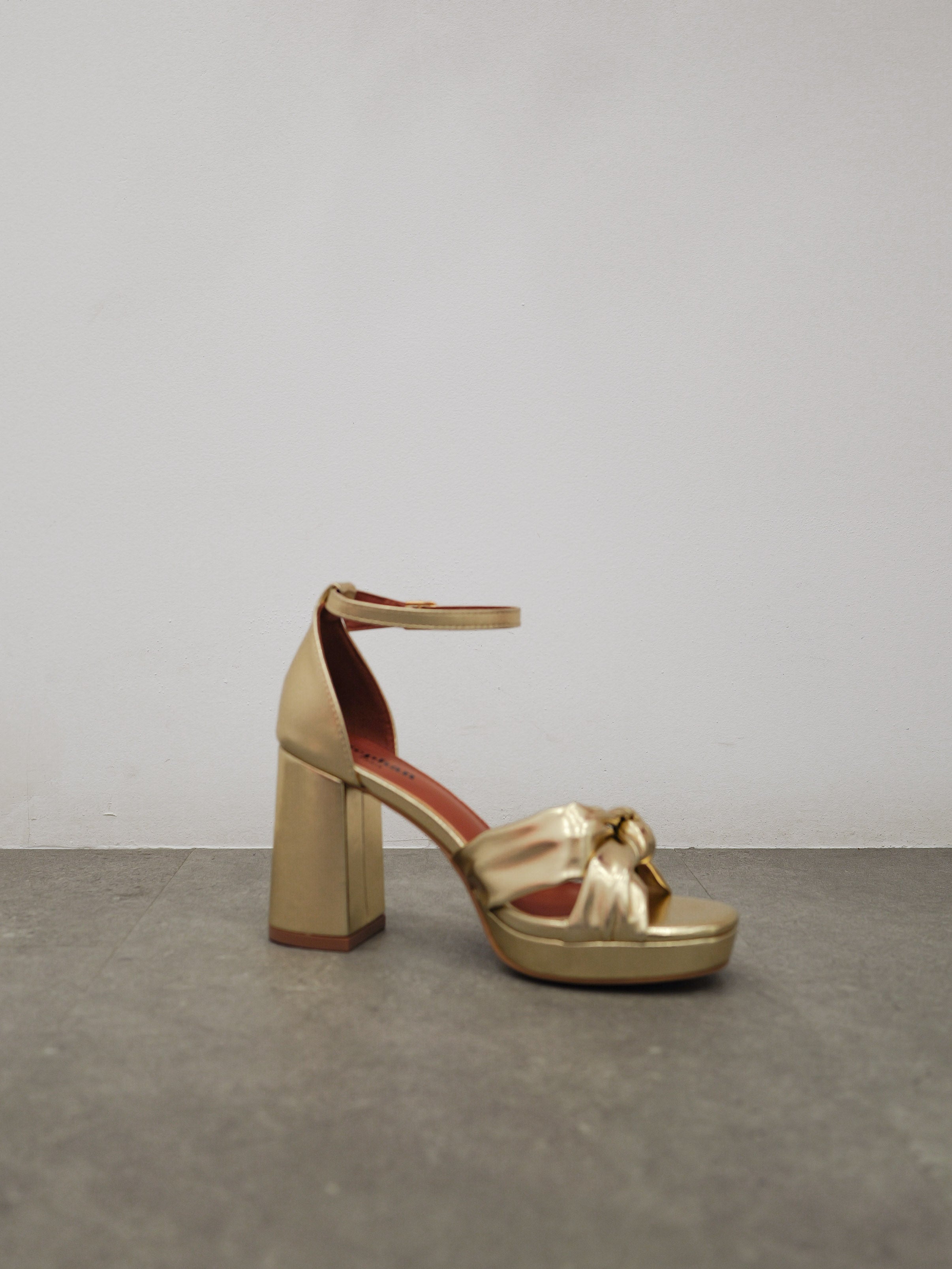 Chaussures à plateforme avec nœud d'or