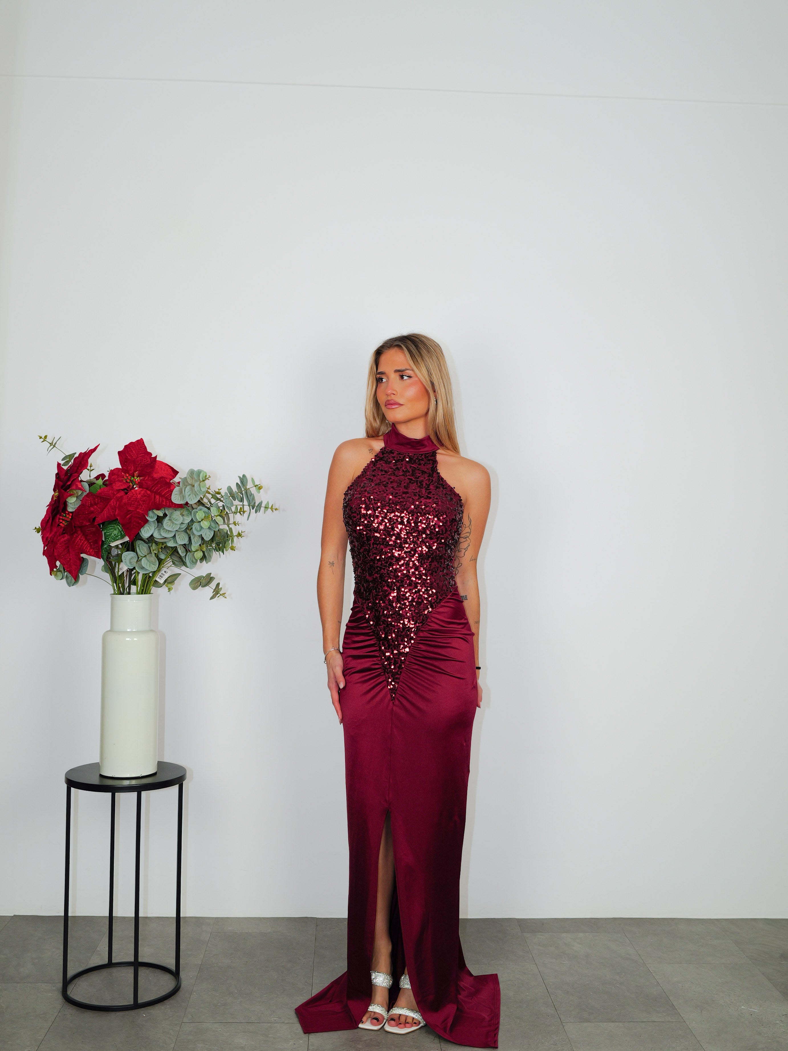 Robe longue dos nu avec encolure pailletée bordeaux