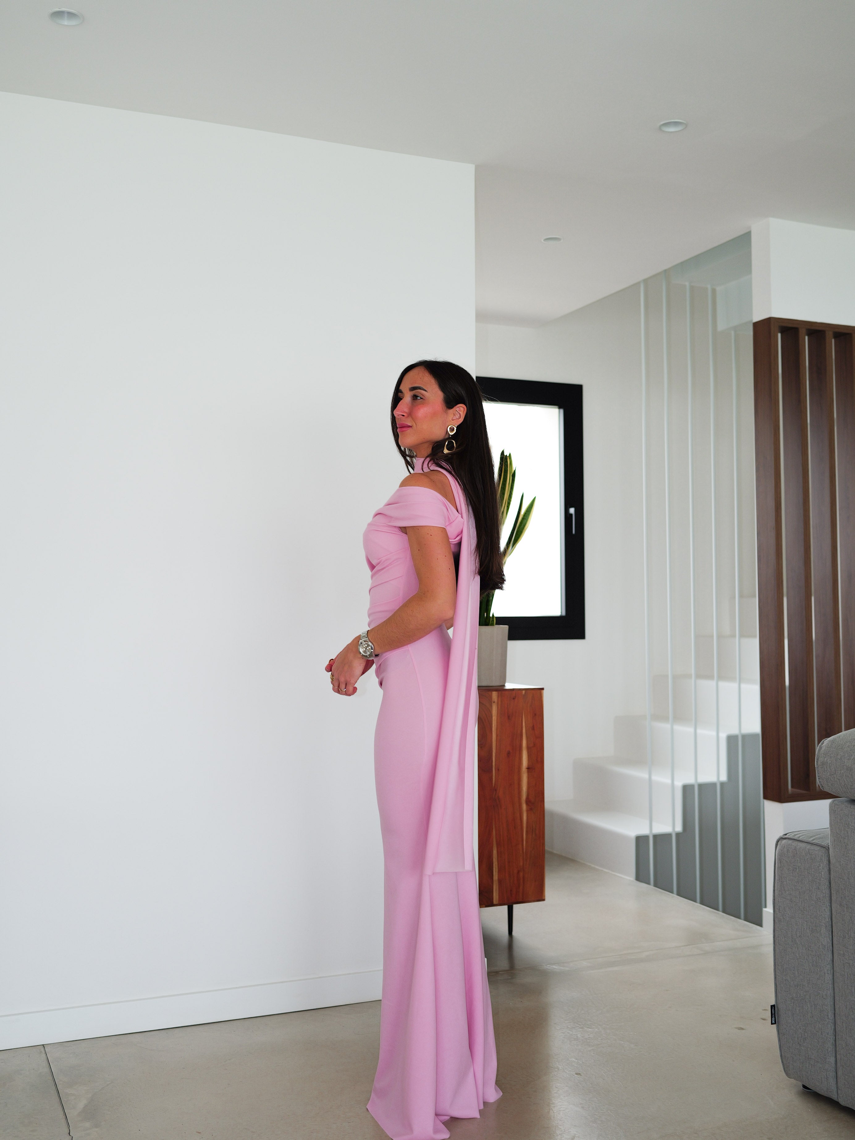 Robe asymétrique rose avec tour de cou