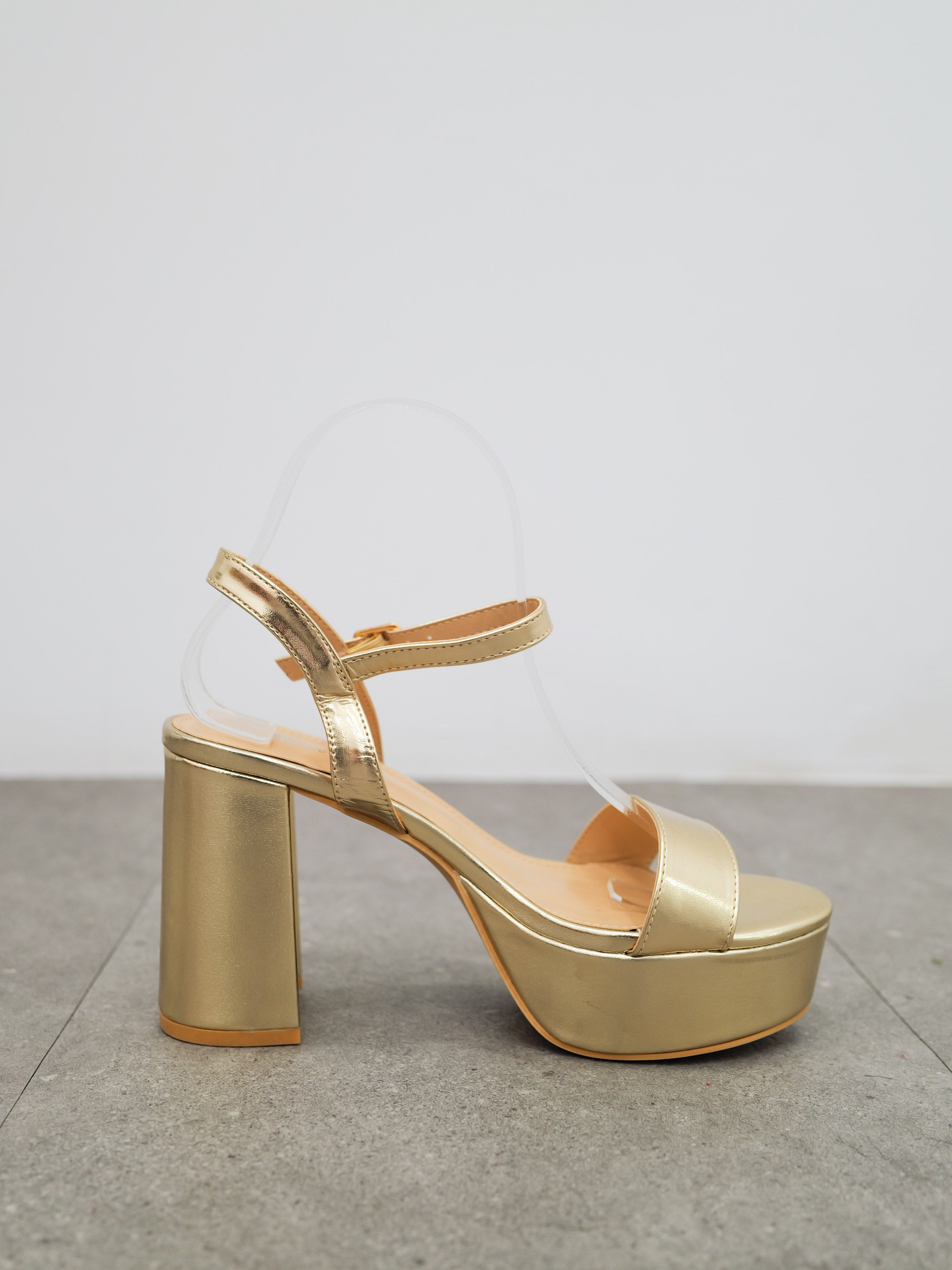 Sandale à bandes d'or