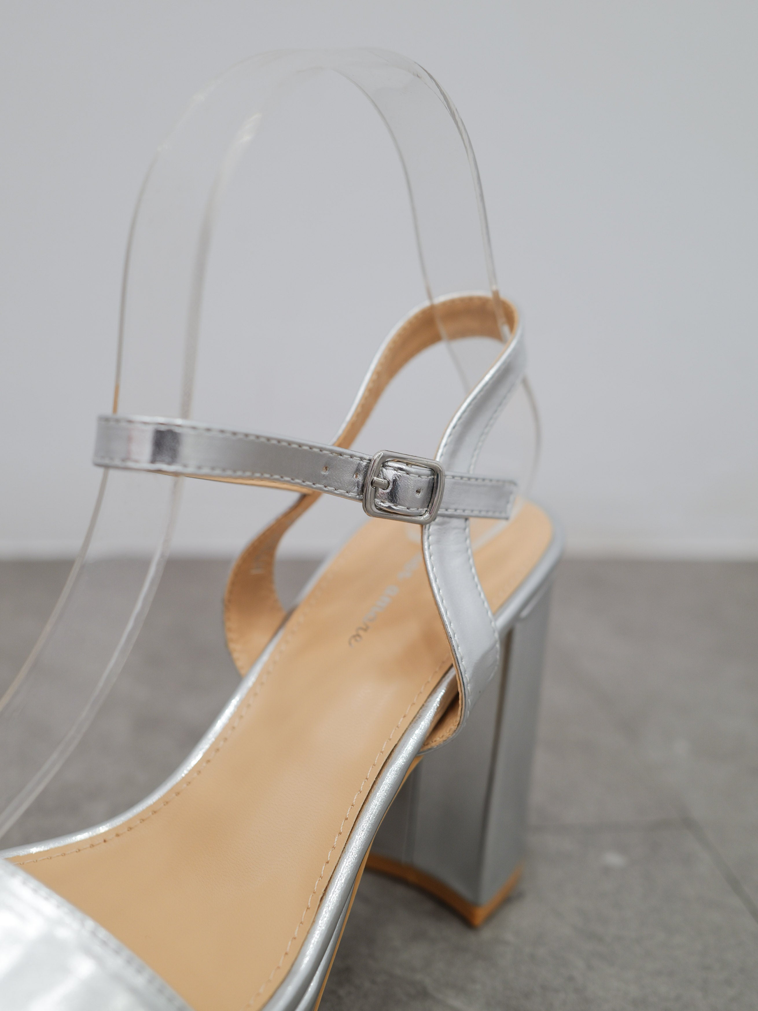 Sandale à bande argentée