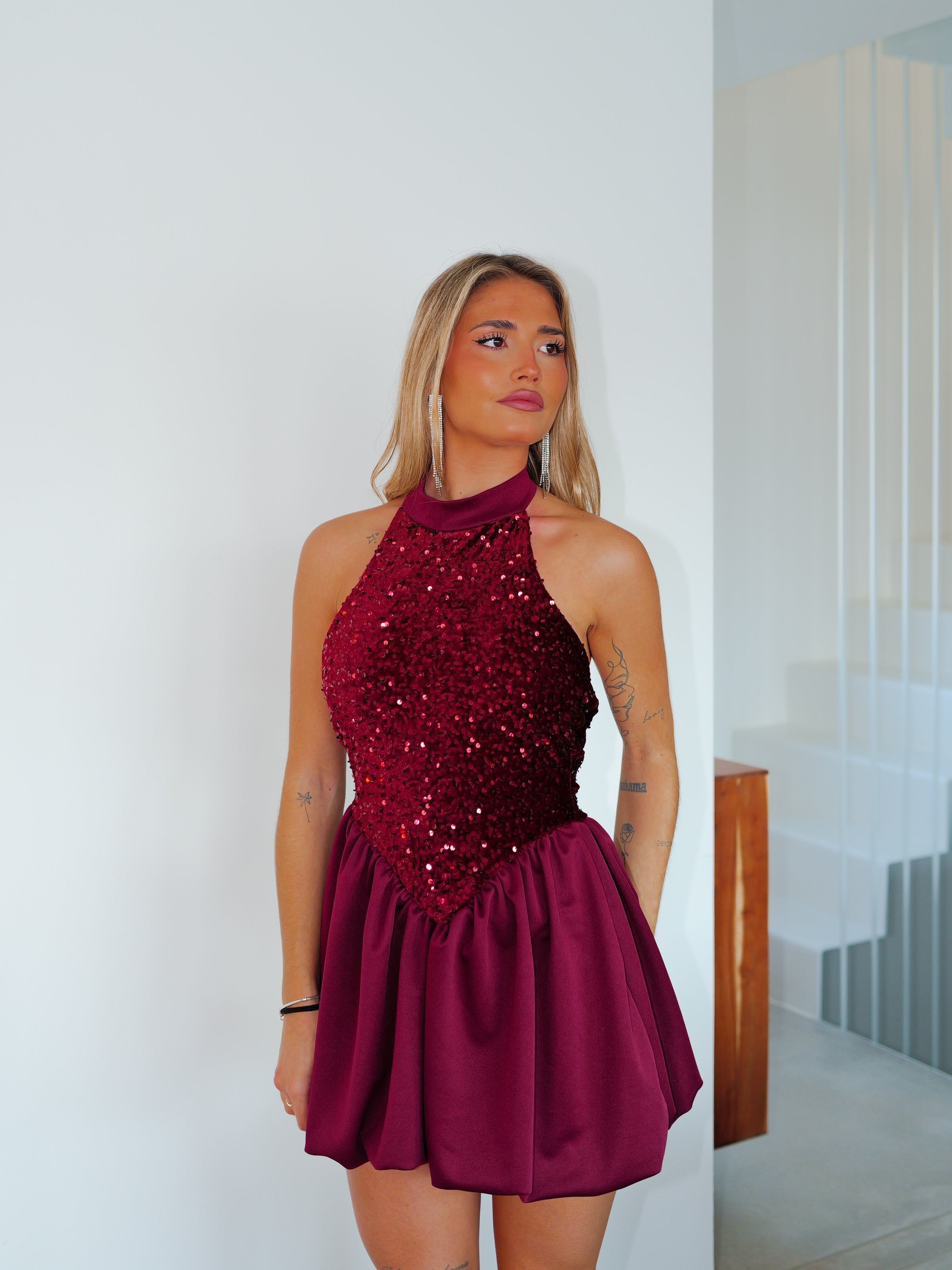 Mini robe pompeuse à col licou de couleur bordeaux