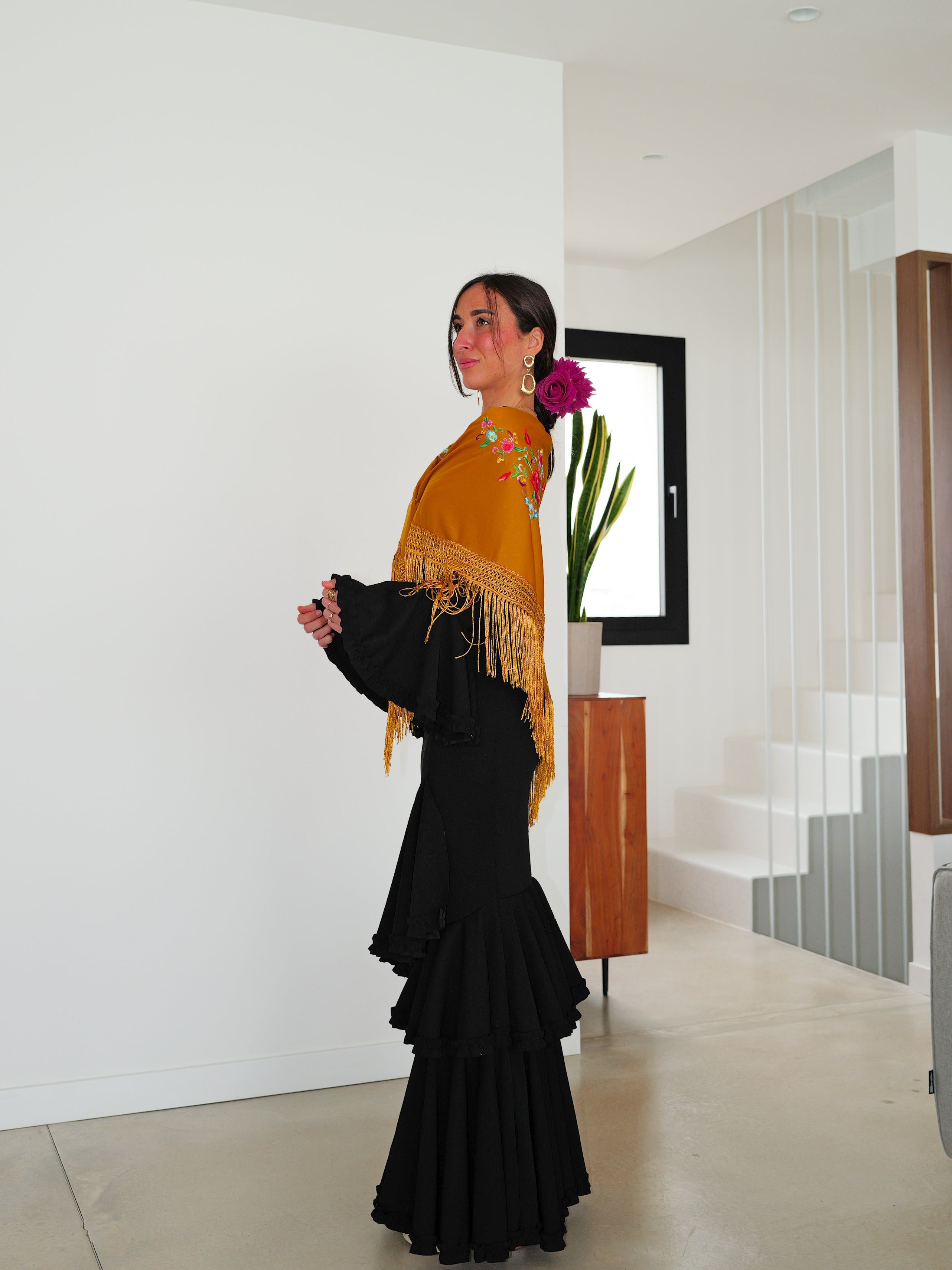 Châle flamenco brodé de fleurs moutarde