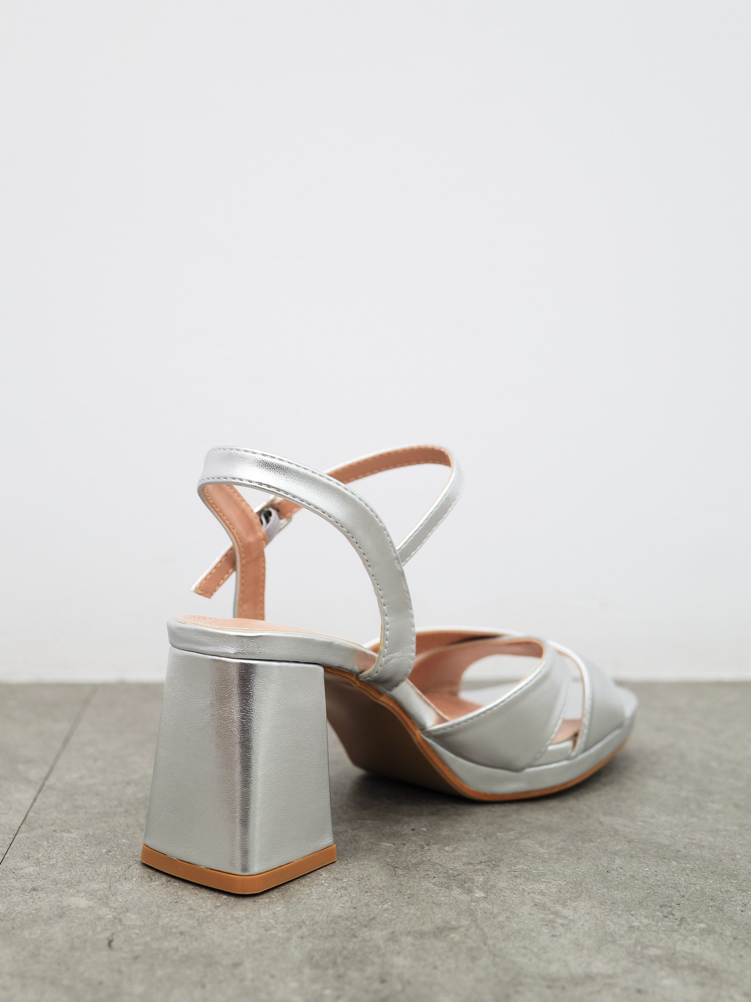 Sandale basse à bandes entrelacées argentées