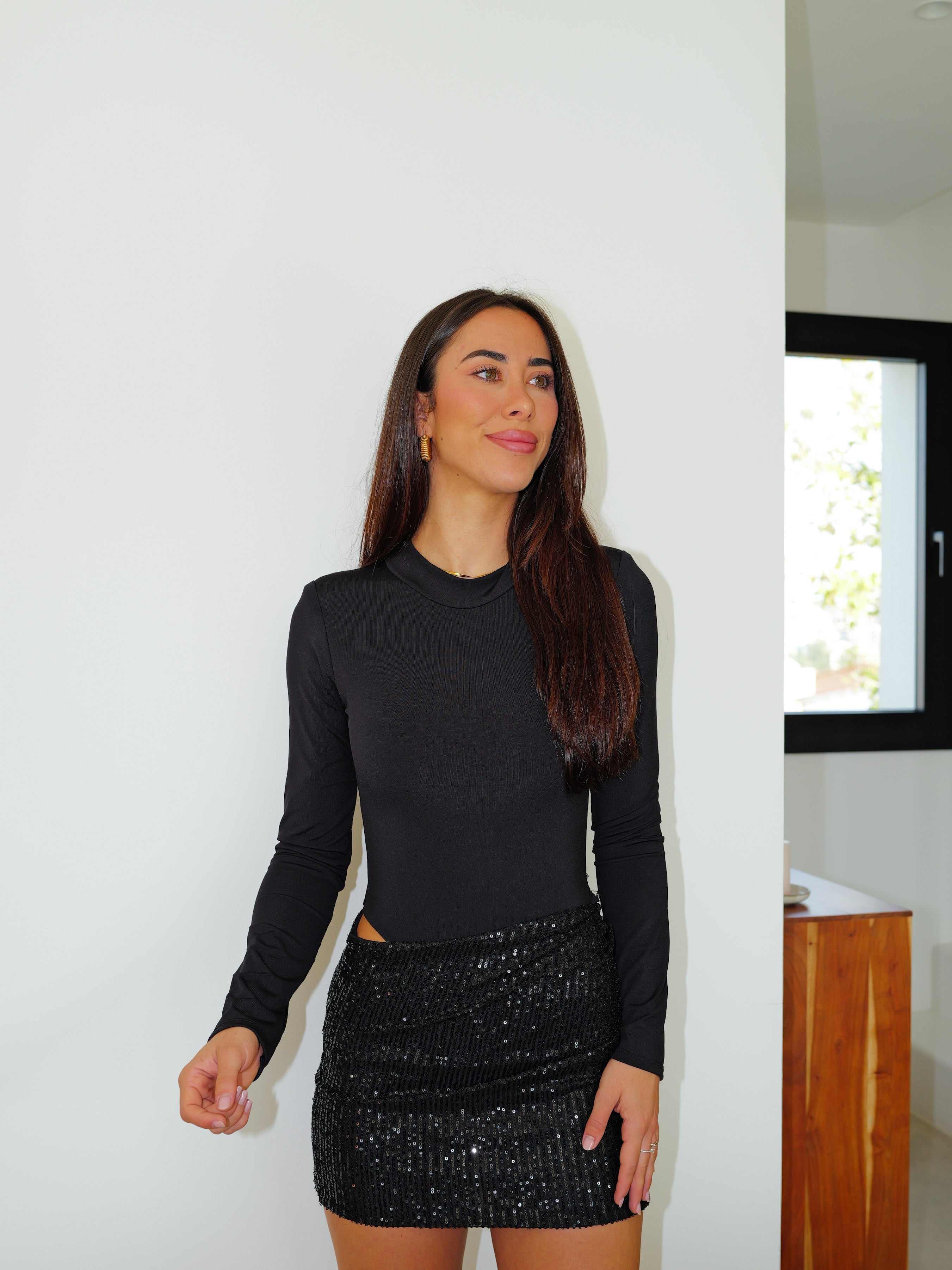 Mini robe bodycon à paillettes noires