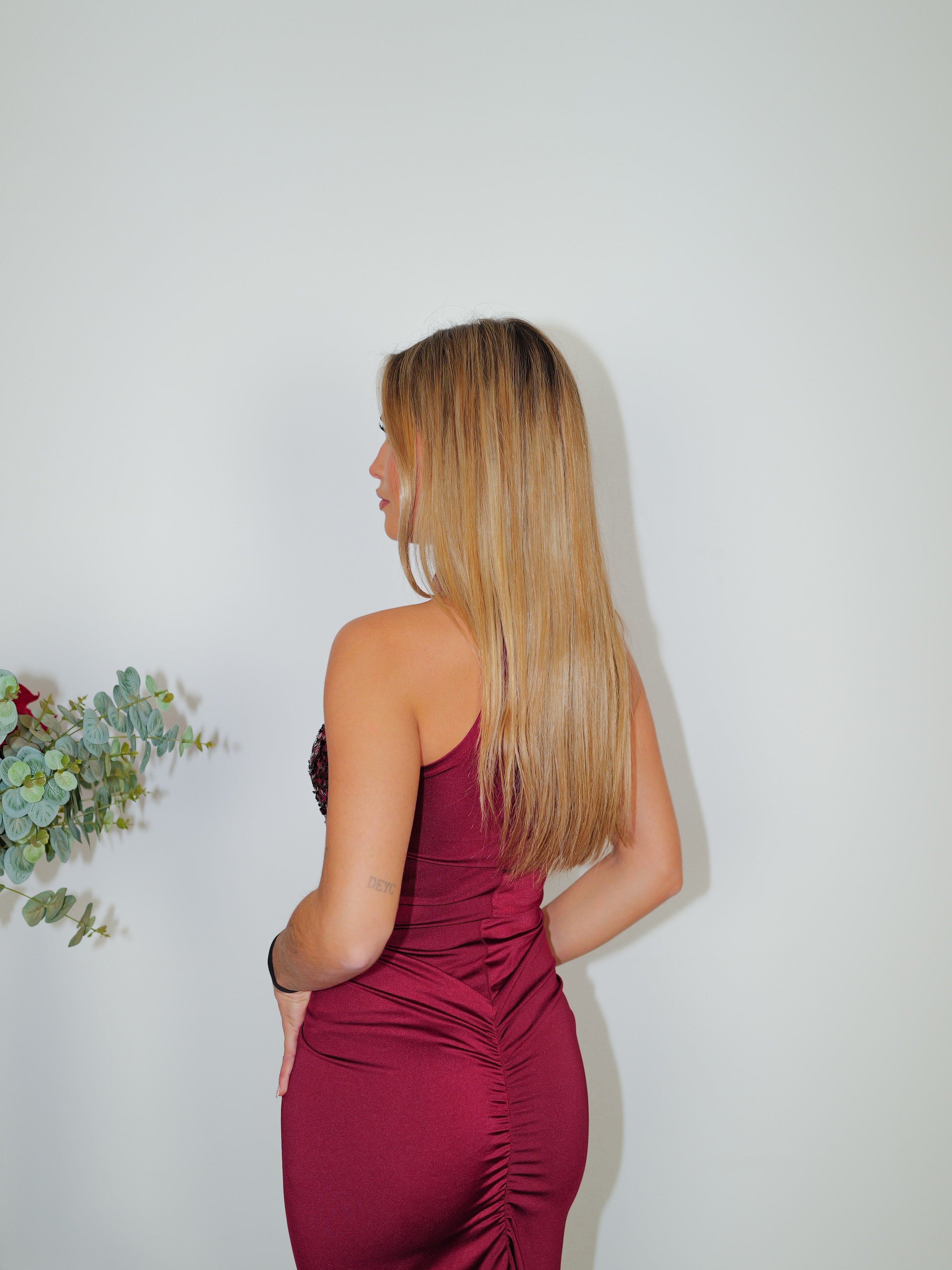 Robe longue dos nu avec encolure pailletée bordeaux