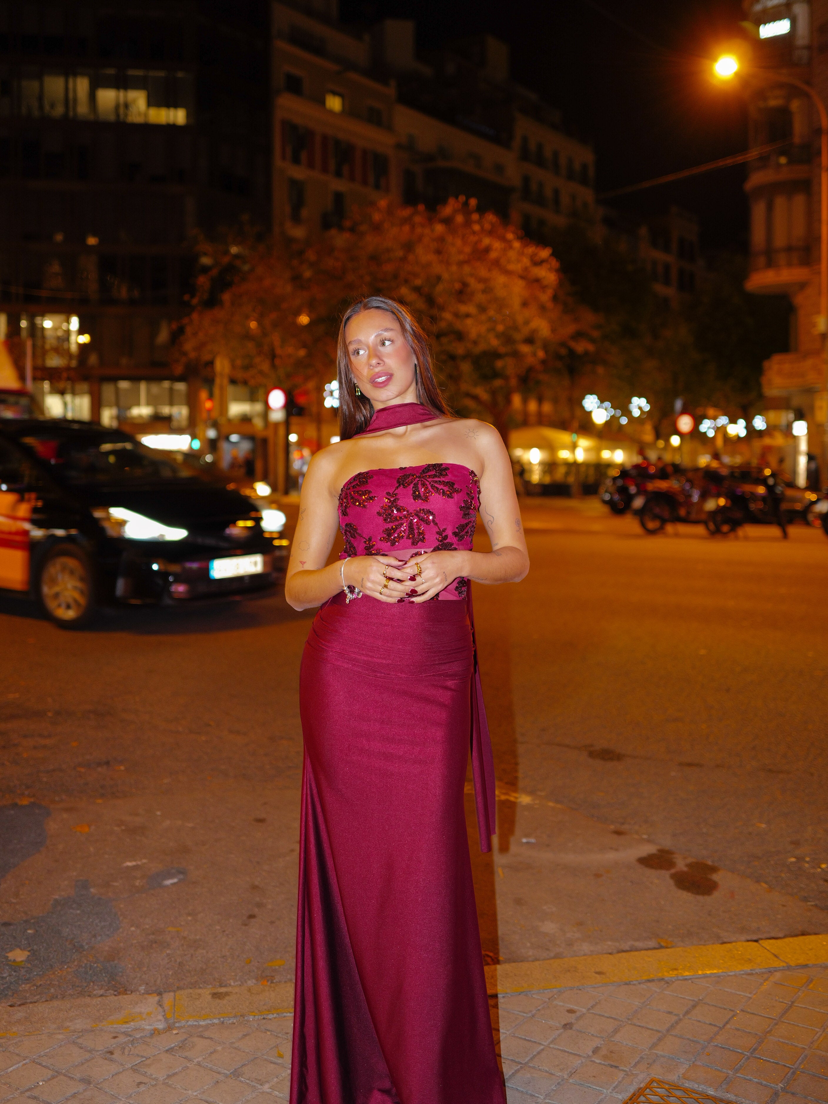 Robe longue bordeaux avec détails tour de cou