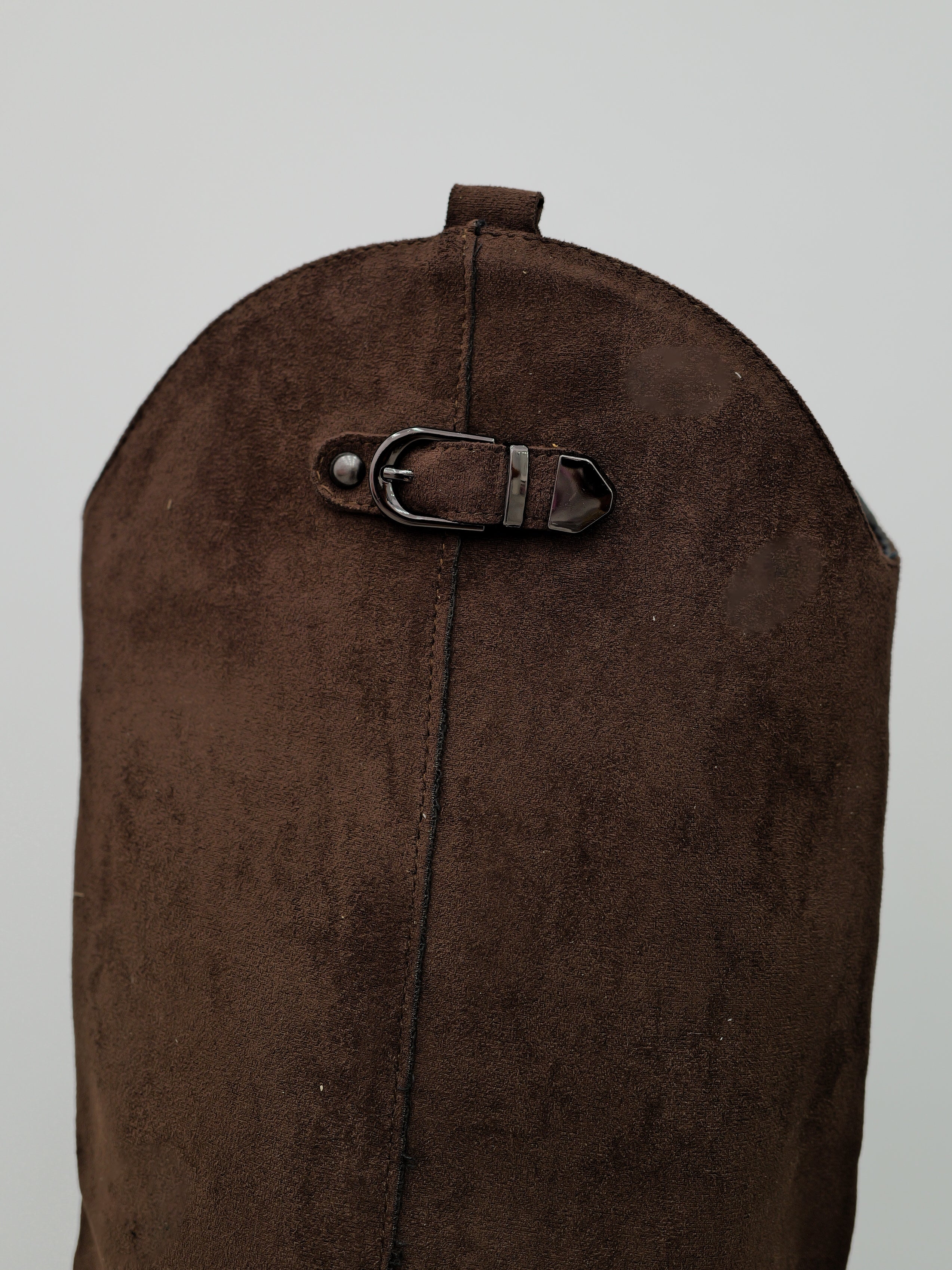 Bottines à talons en daim chocolat avec clous