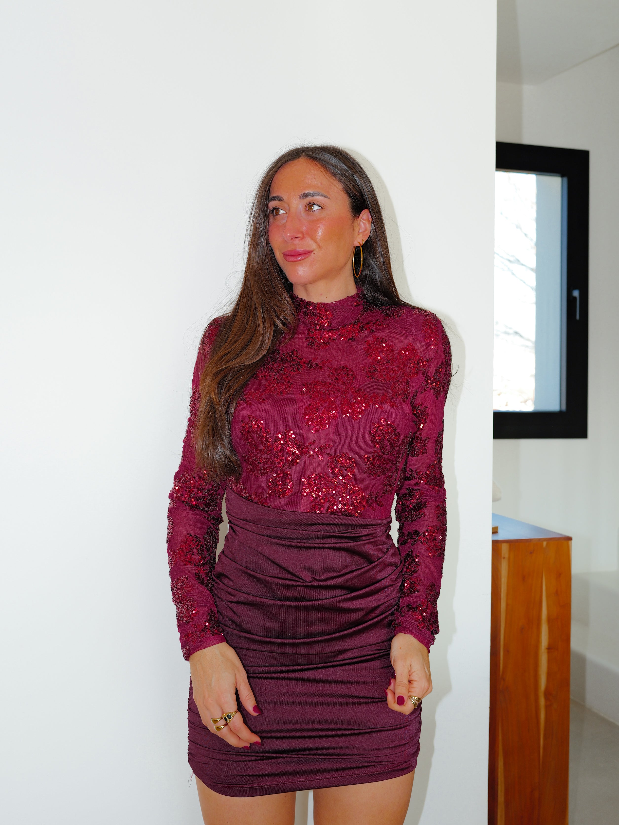 Mini-robe à manches longues et détails bordeaux