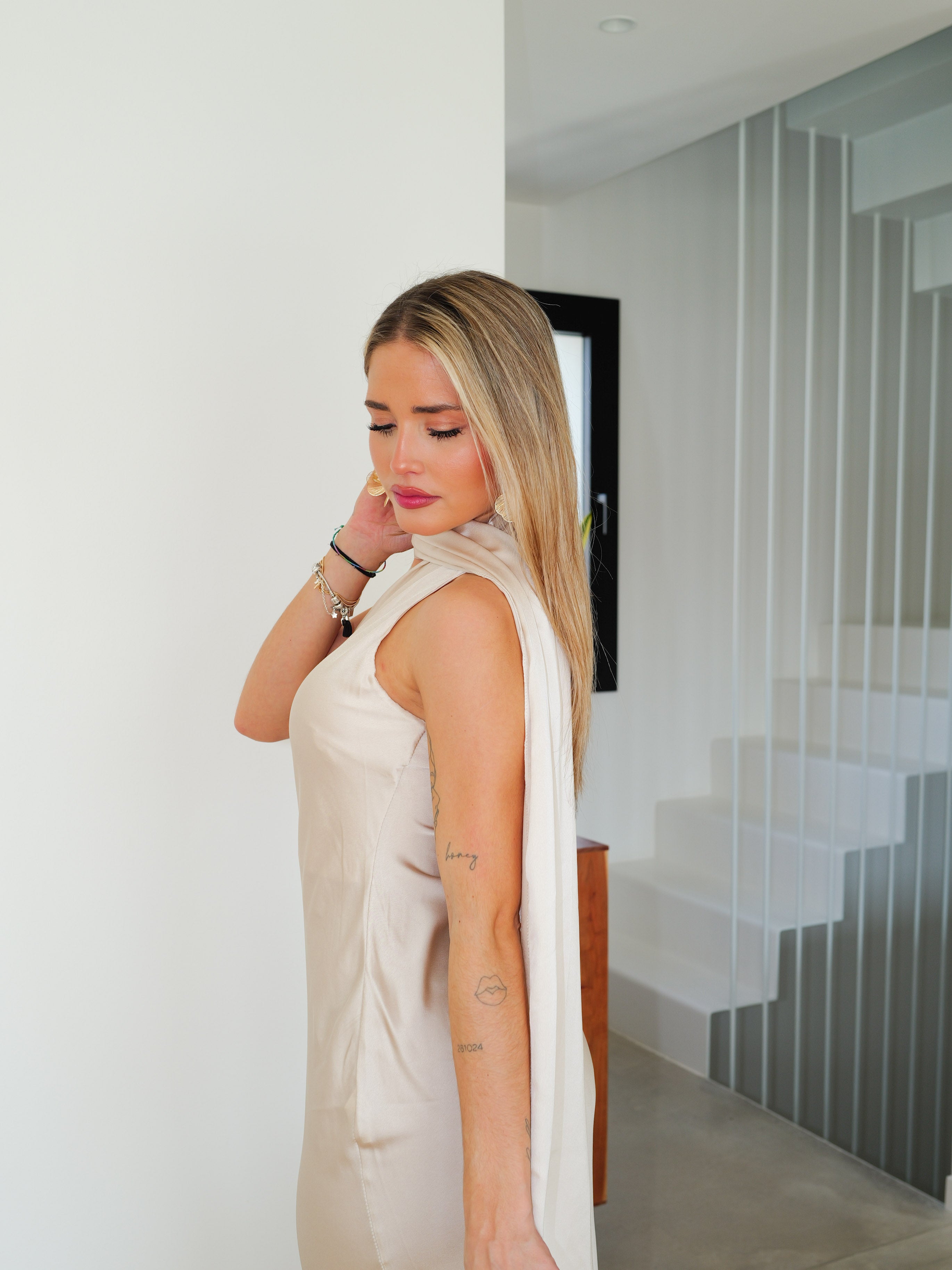 Longue robe tour de cou en satin beige
