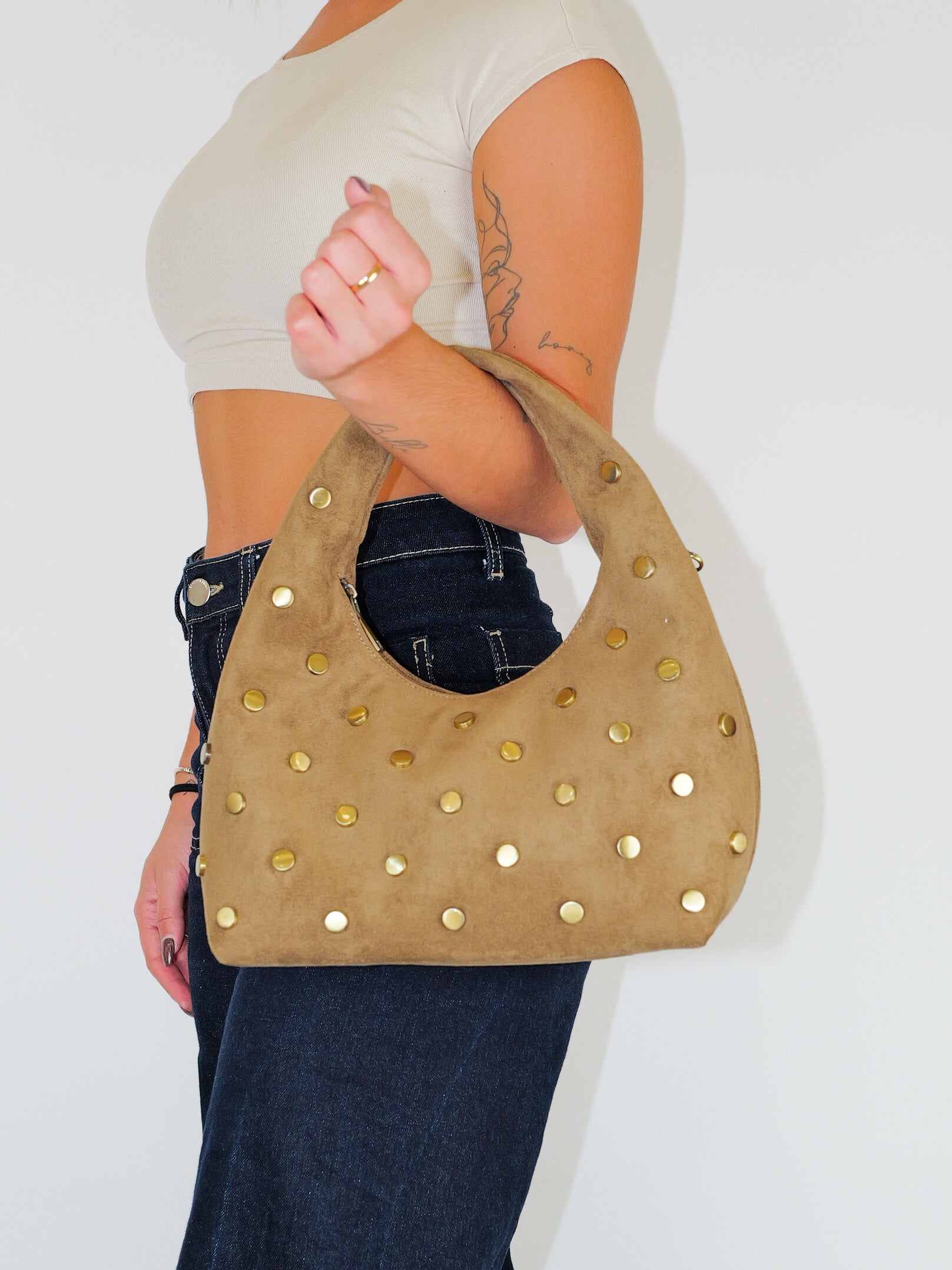 Sac à poignée cloutée en or grillé