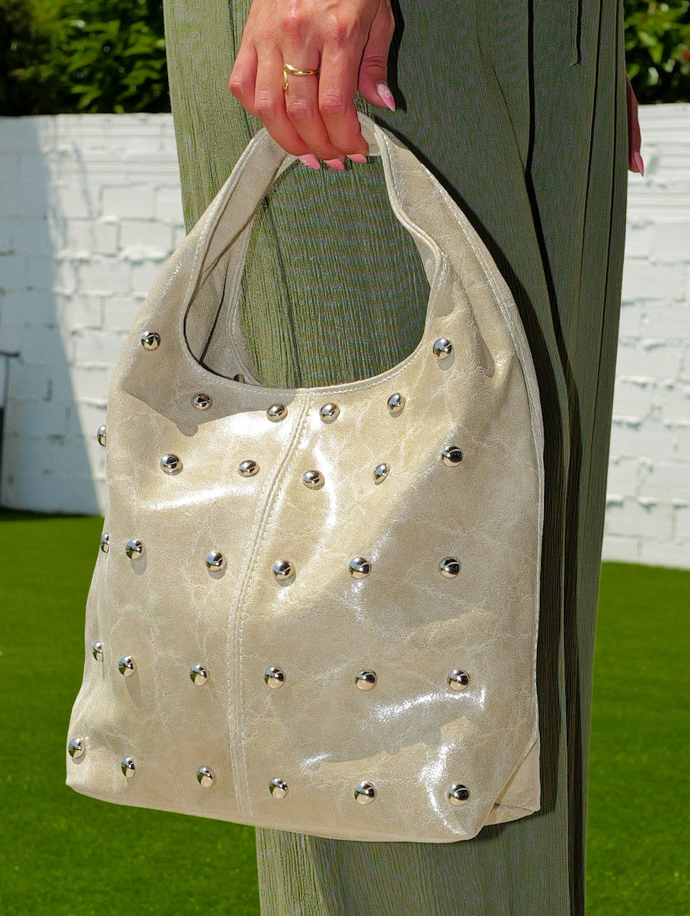 Sac à bandoulière beige clouté