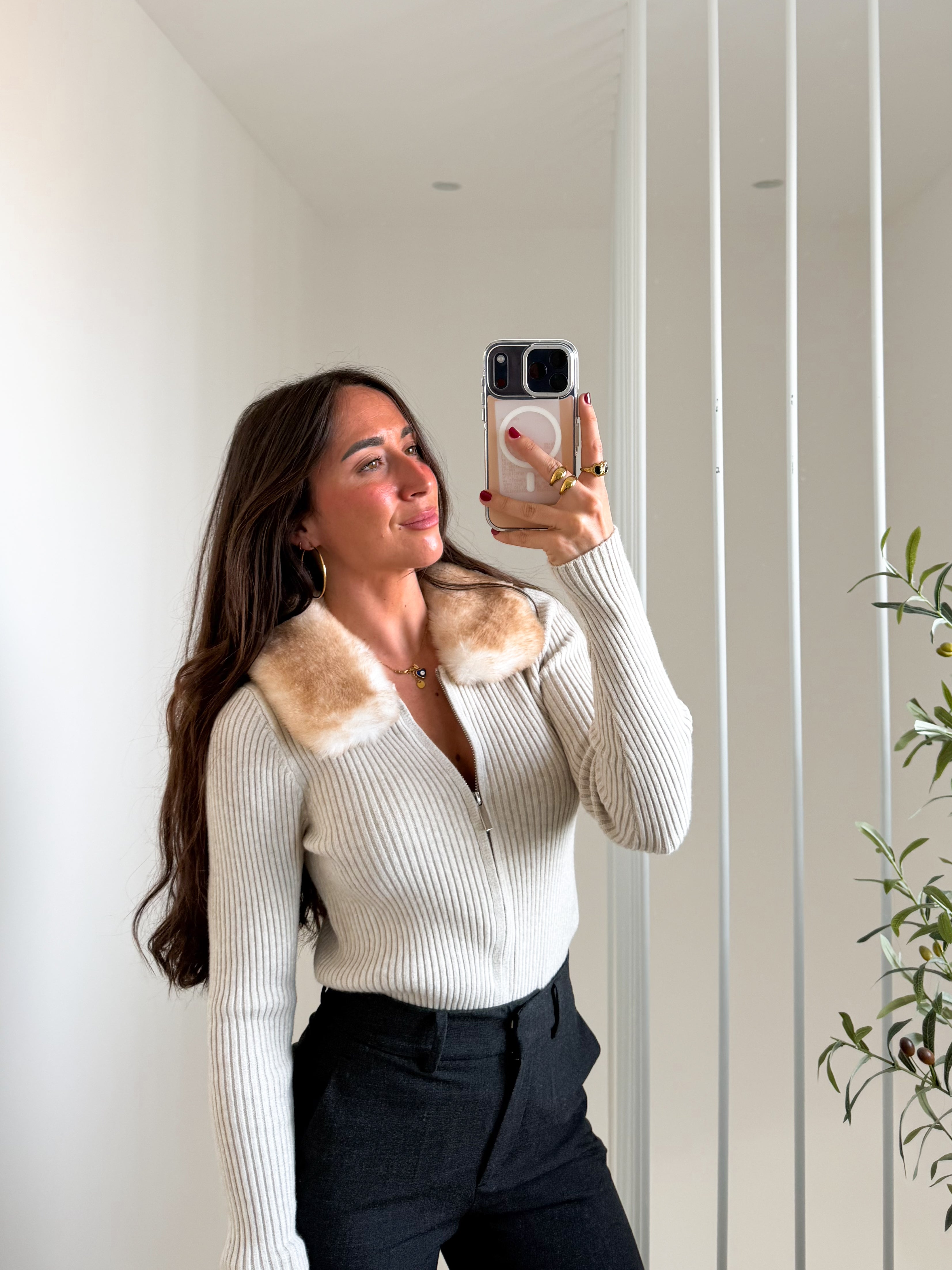 Veste beige côtelée avec col en fourrure