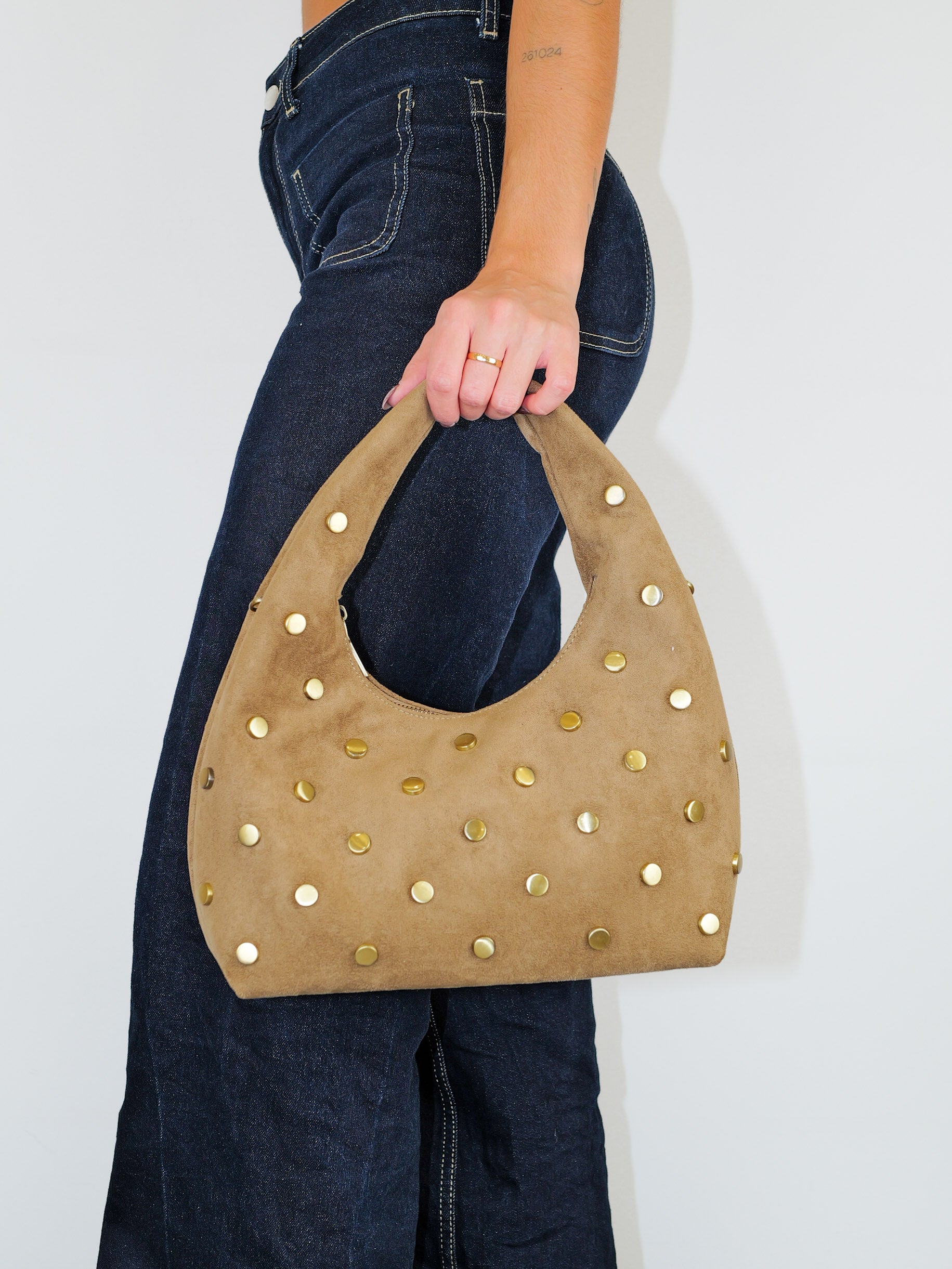 Sac à poignée cloutée en or grillé