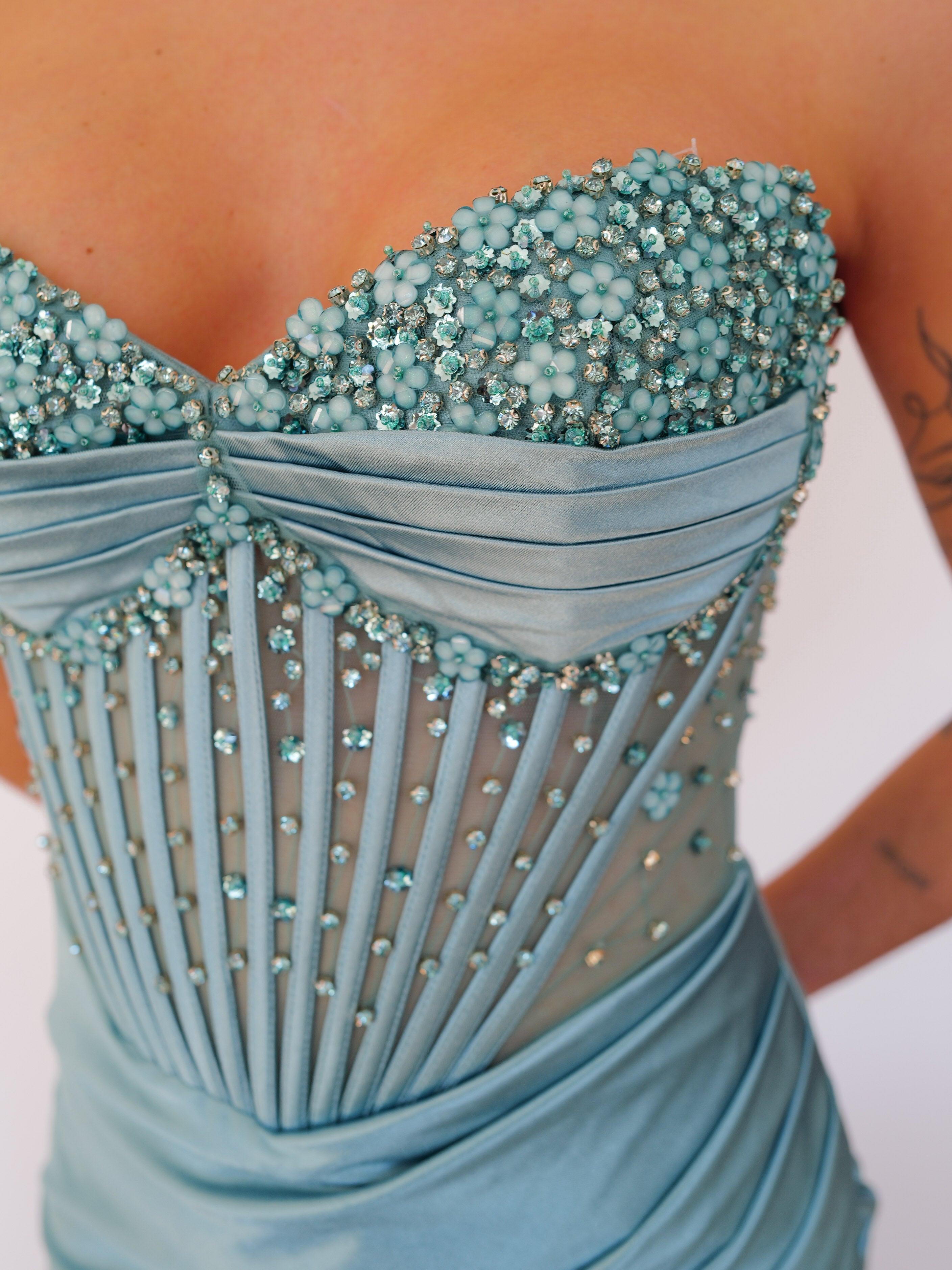 Robe sirène en satin à corset avec strass turquoise