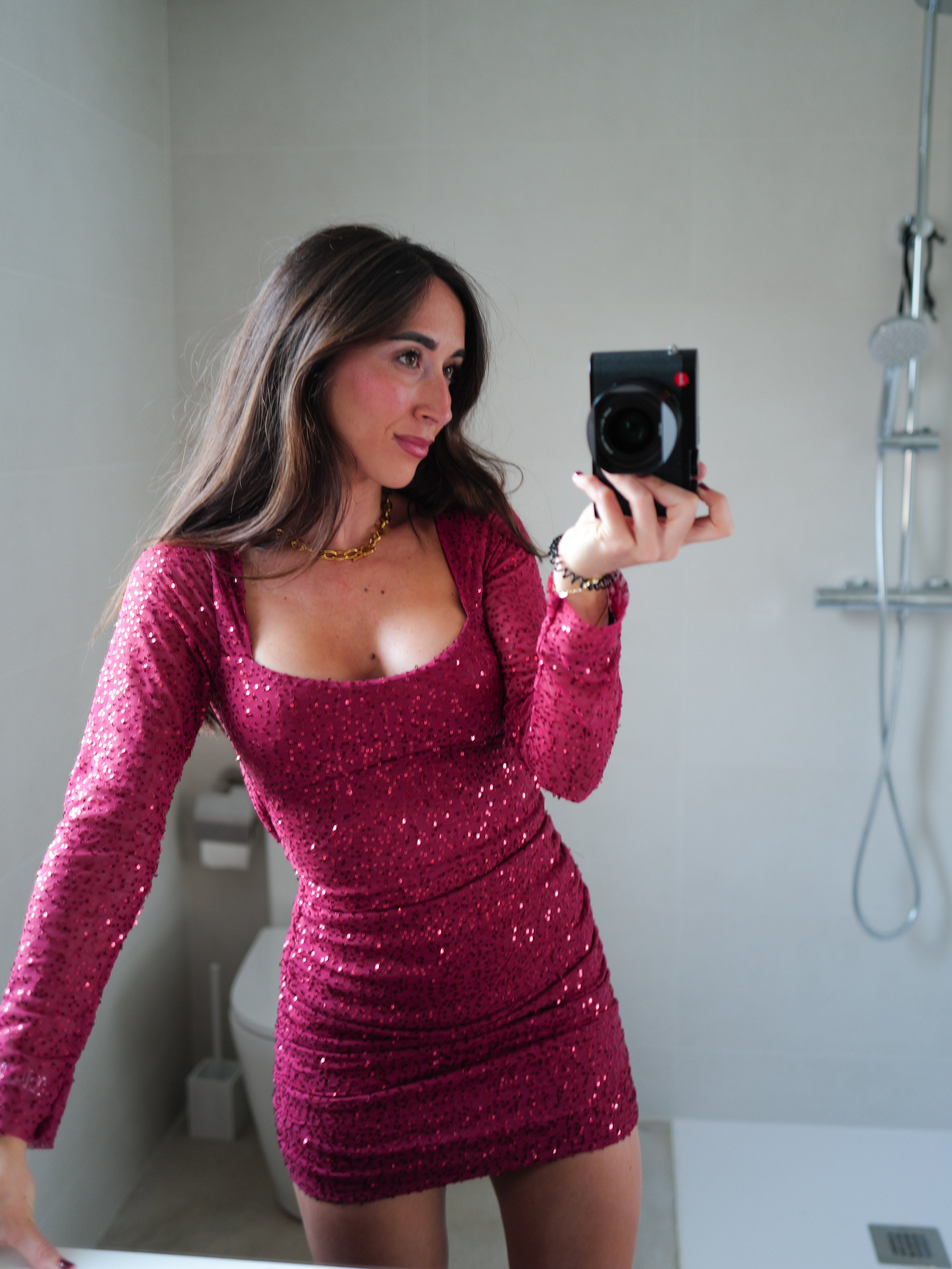 Mini robe en tulle à encolure carrée pailletée bordeaux