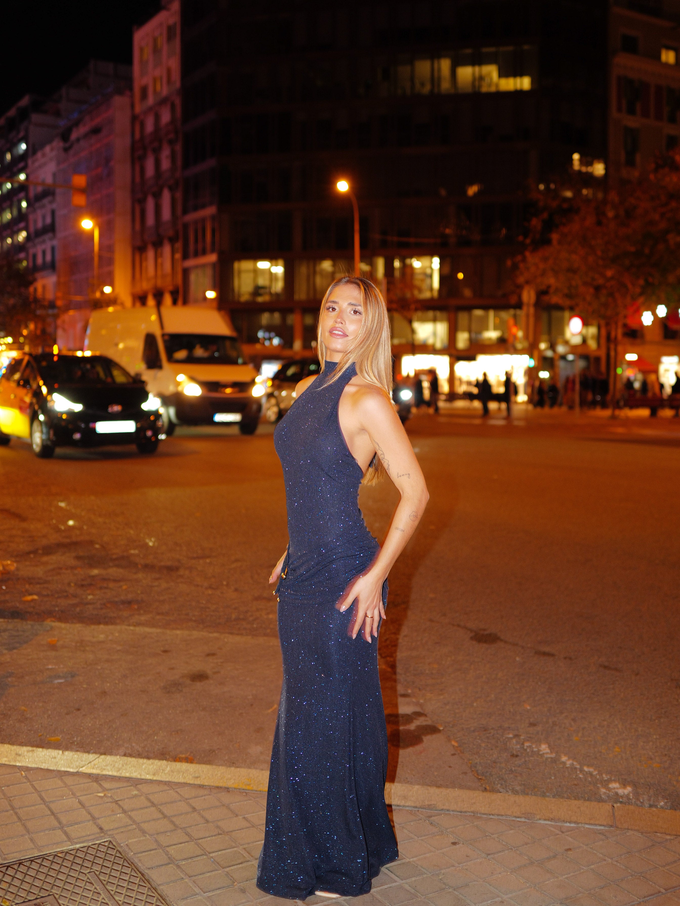 Robe en lurex marine avec détails sur les hanches