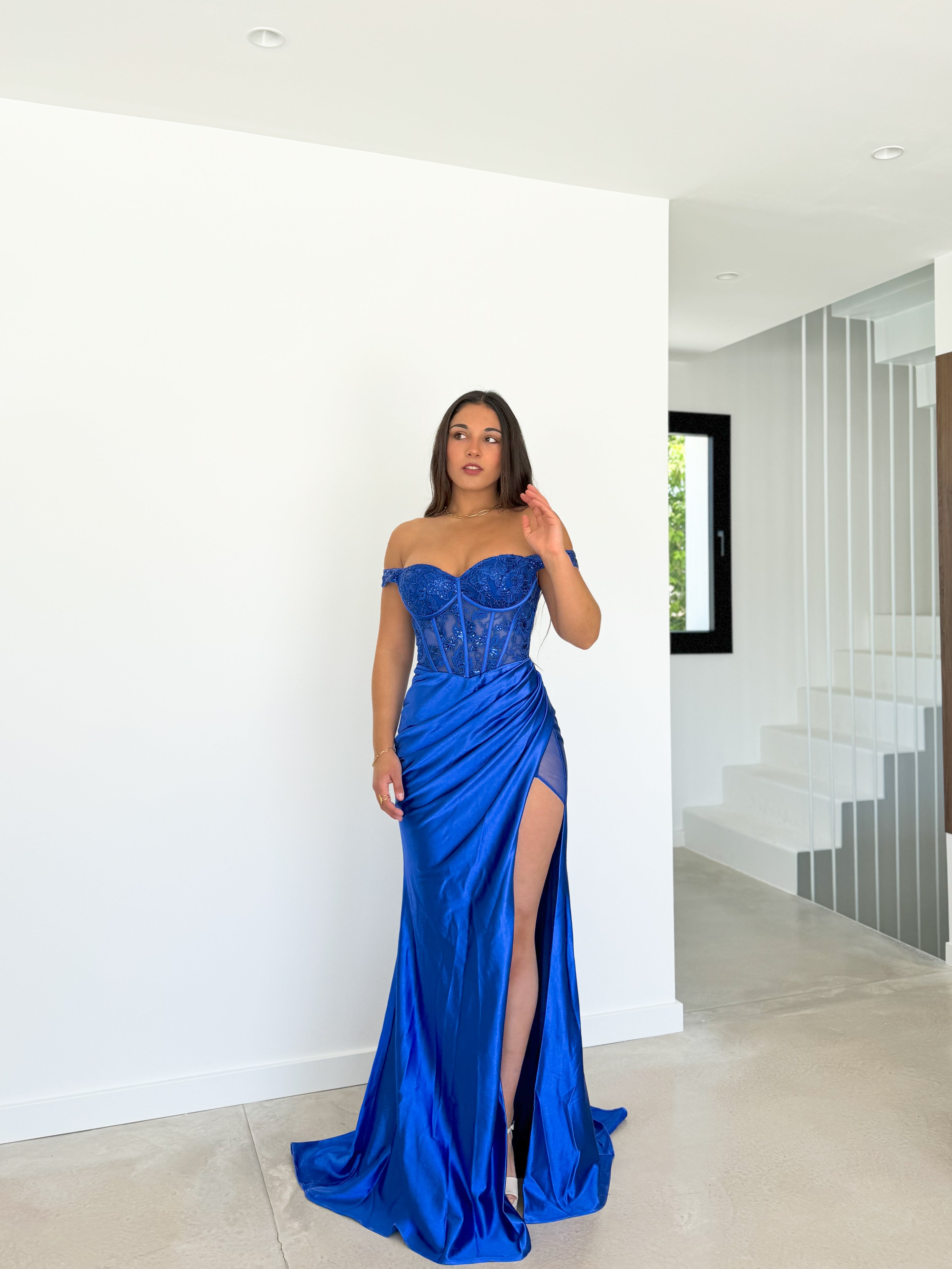 Robe en dentelle avec manches en satin klein