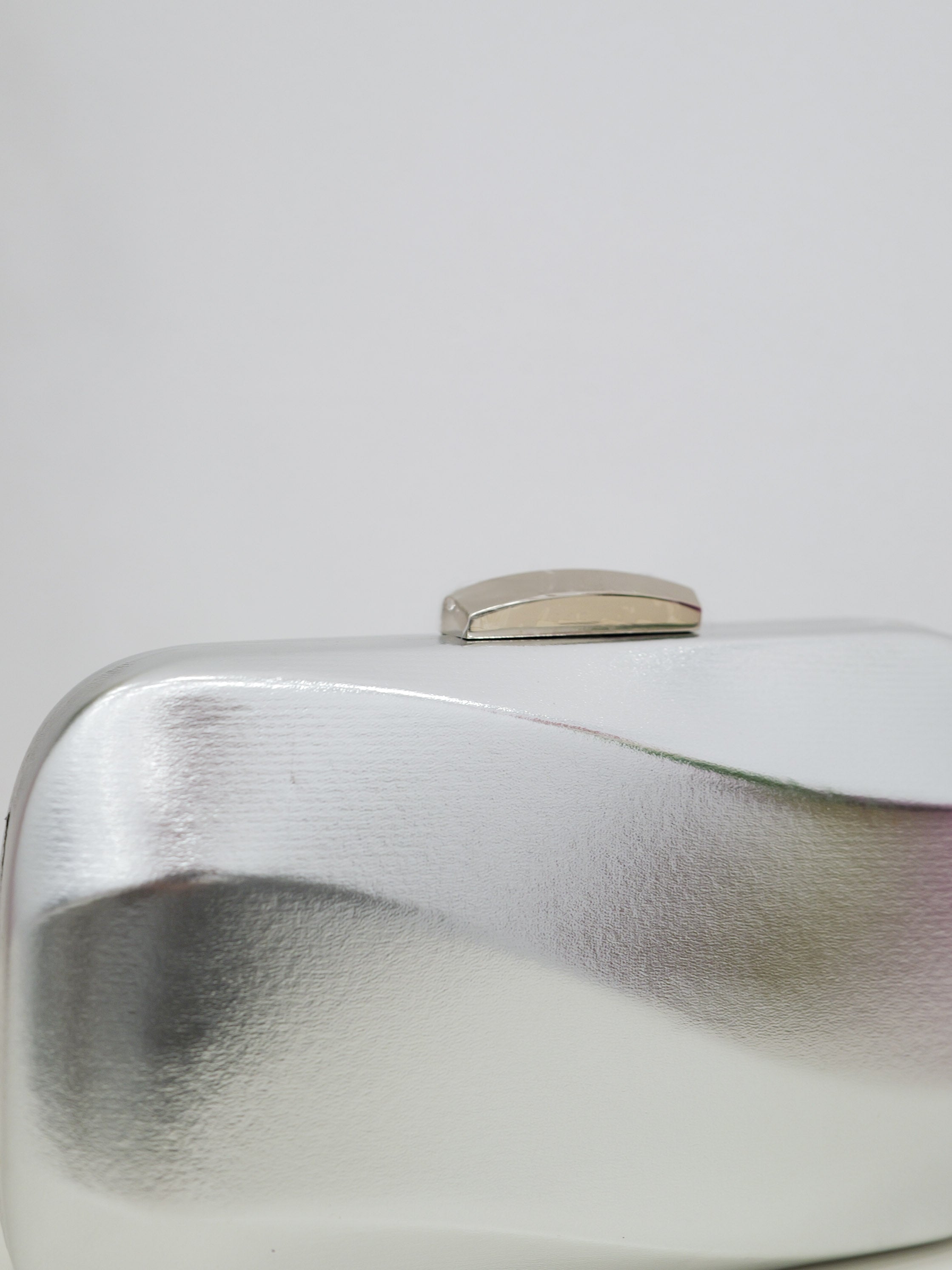 Pochette argentée à effet de vague