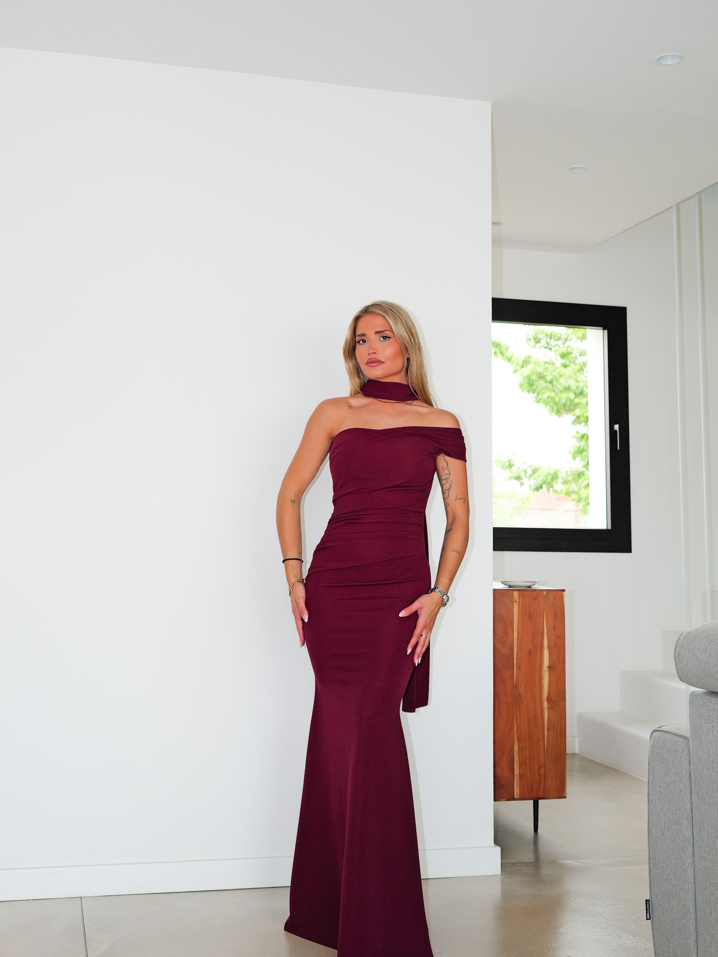 Robe ras du cou asymétrique bordeaux avec fronces asymétriques