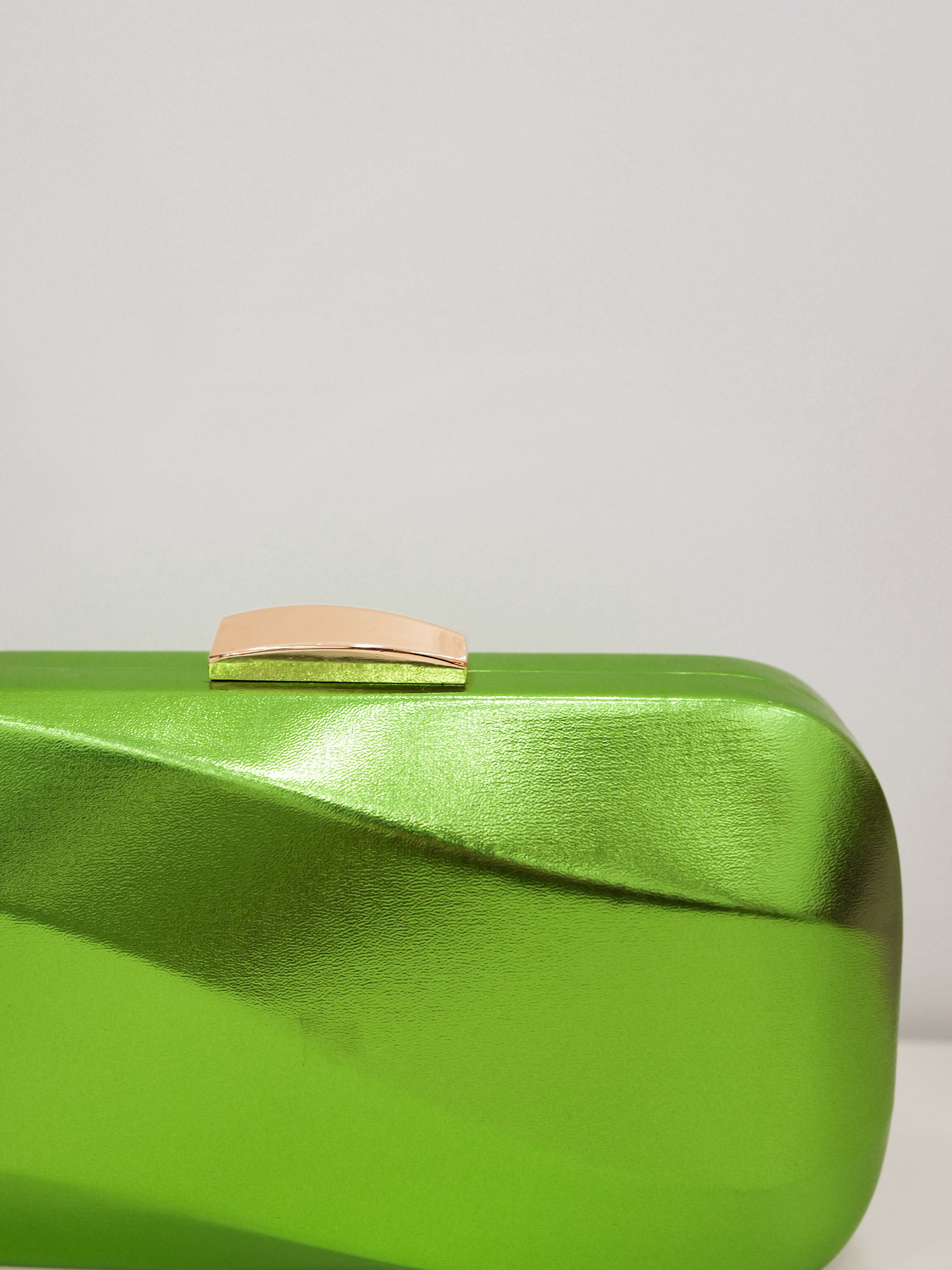 Pochette verte à effet de vague