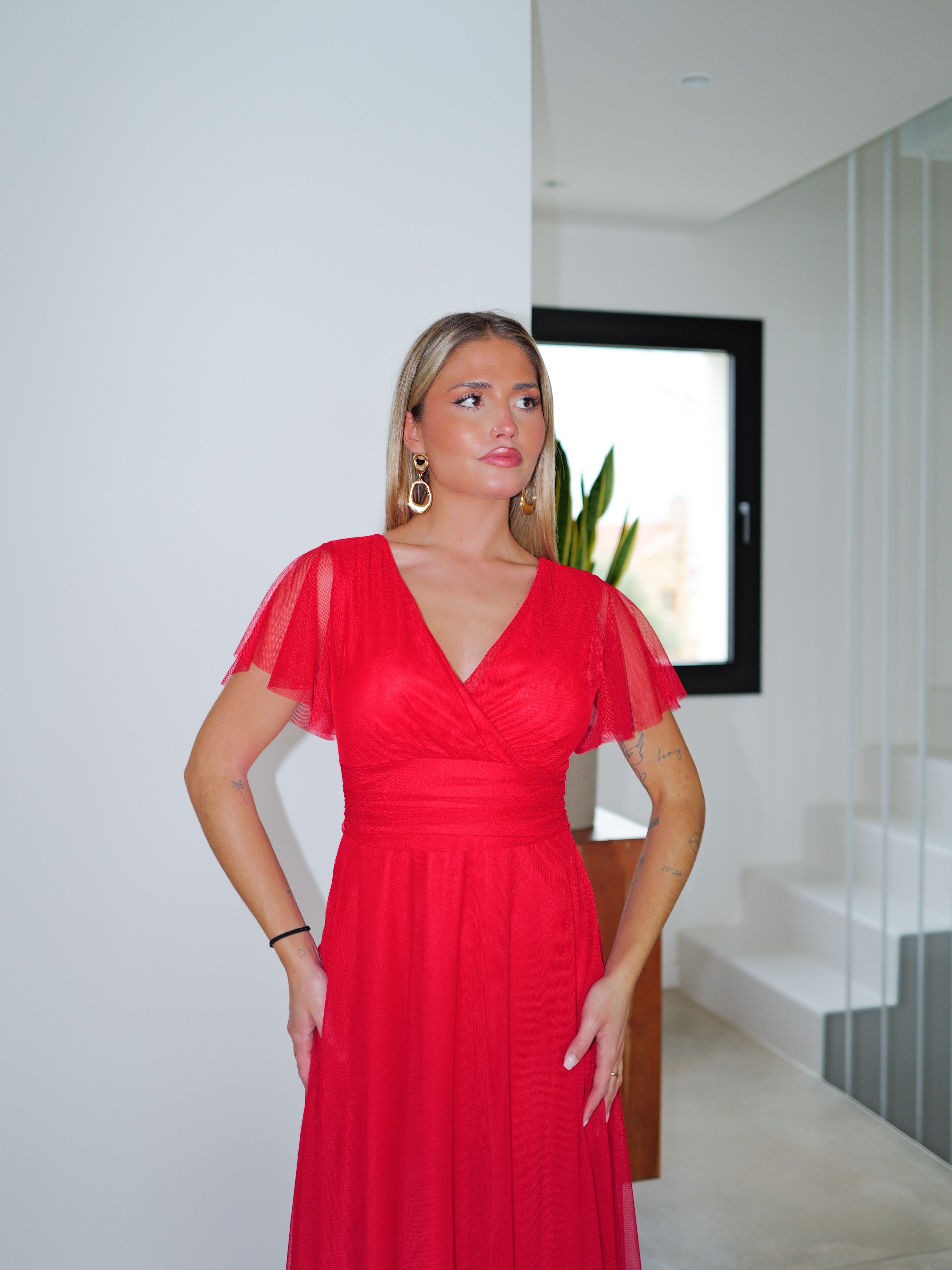 Robe en tulle à manches rouges