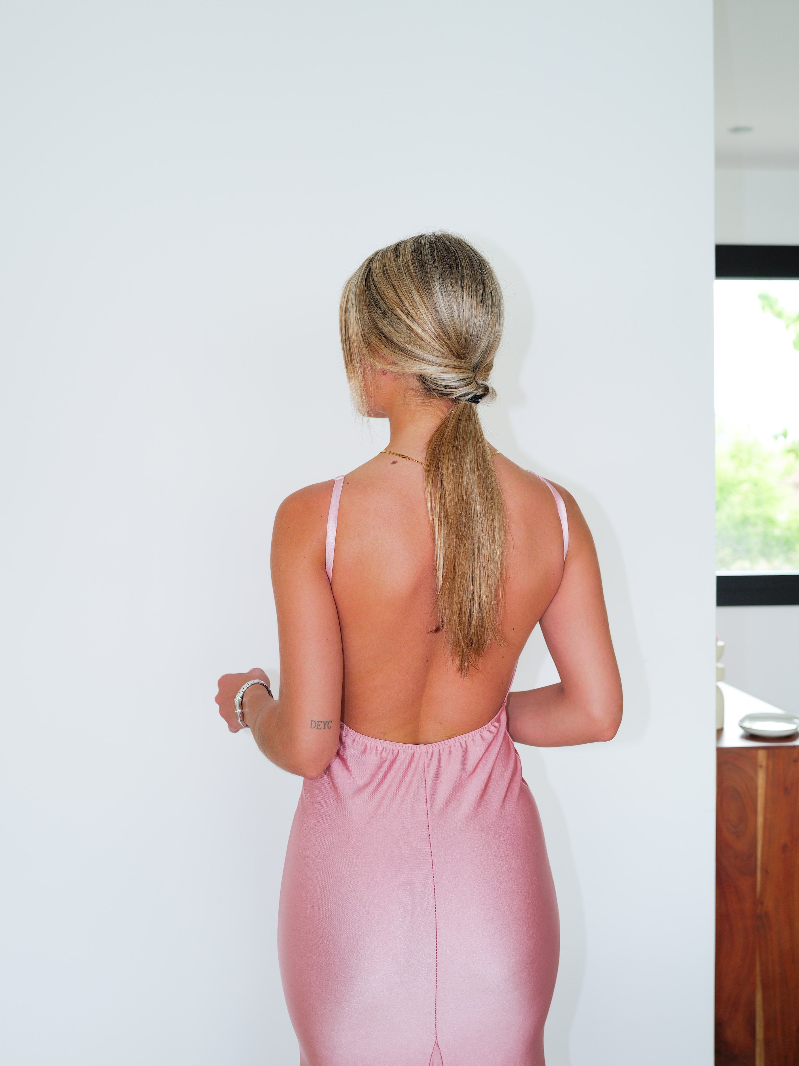 Robe sirène rose à bretelles dans le dos