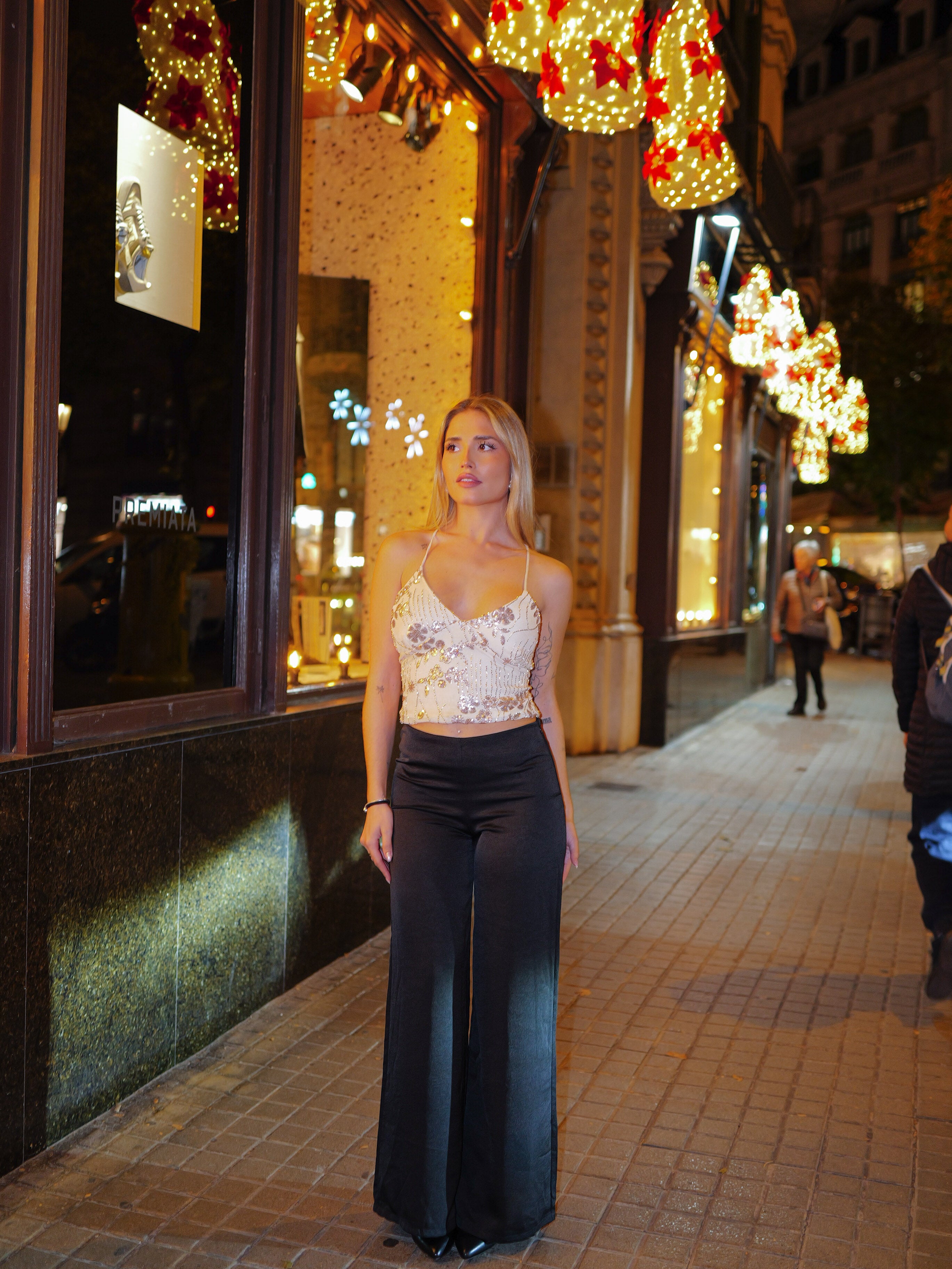 Top en tulle beige avec détails entrelacés