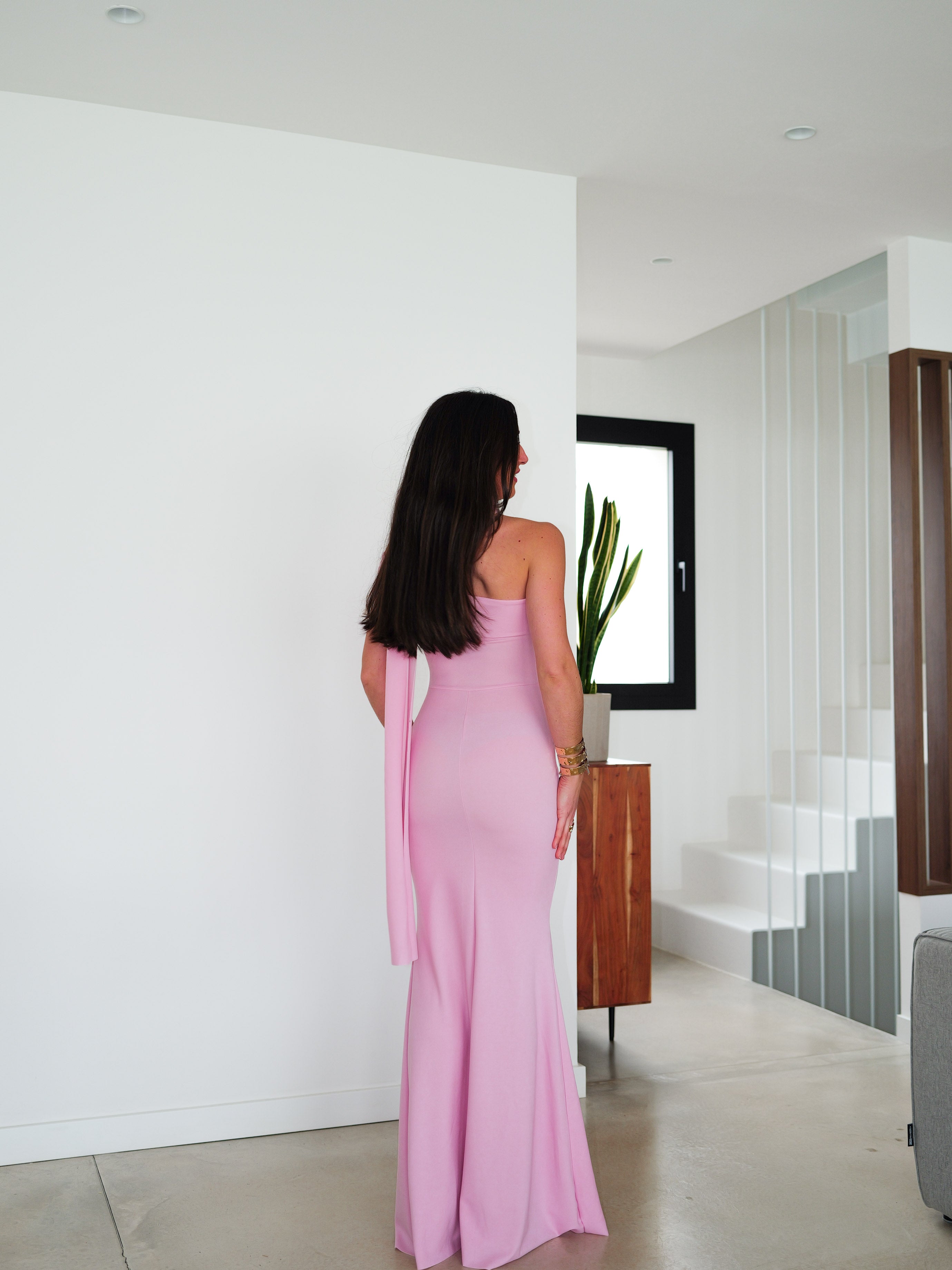 Robe asymétrique rose avec tour de cou