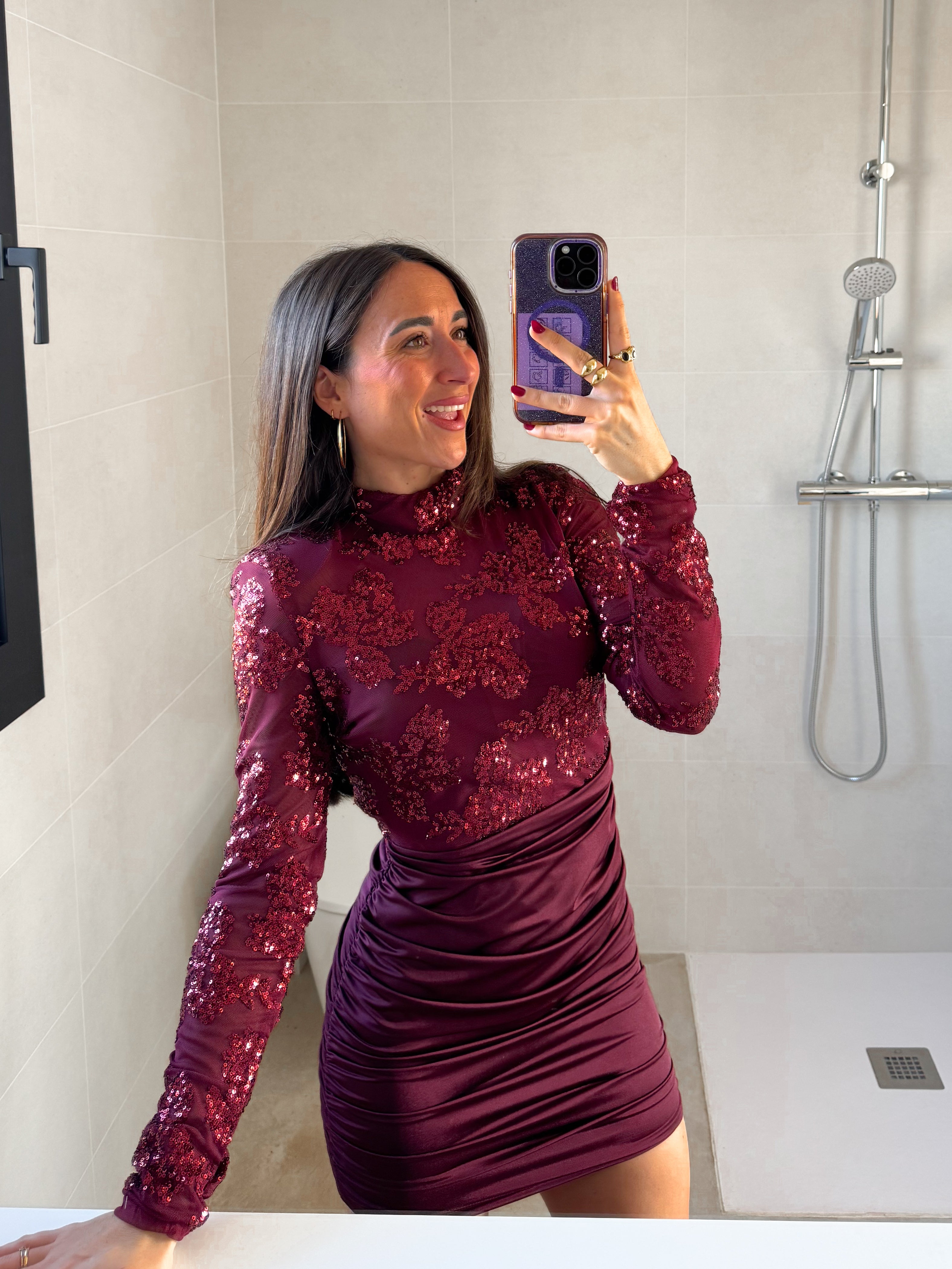 Mini-robe à manches longues et détails bordeaux