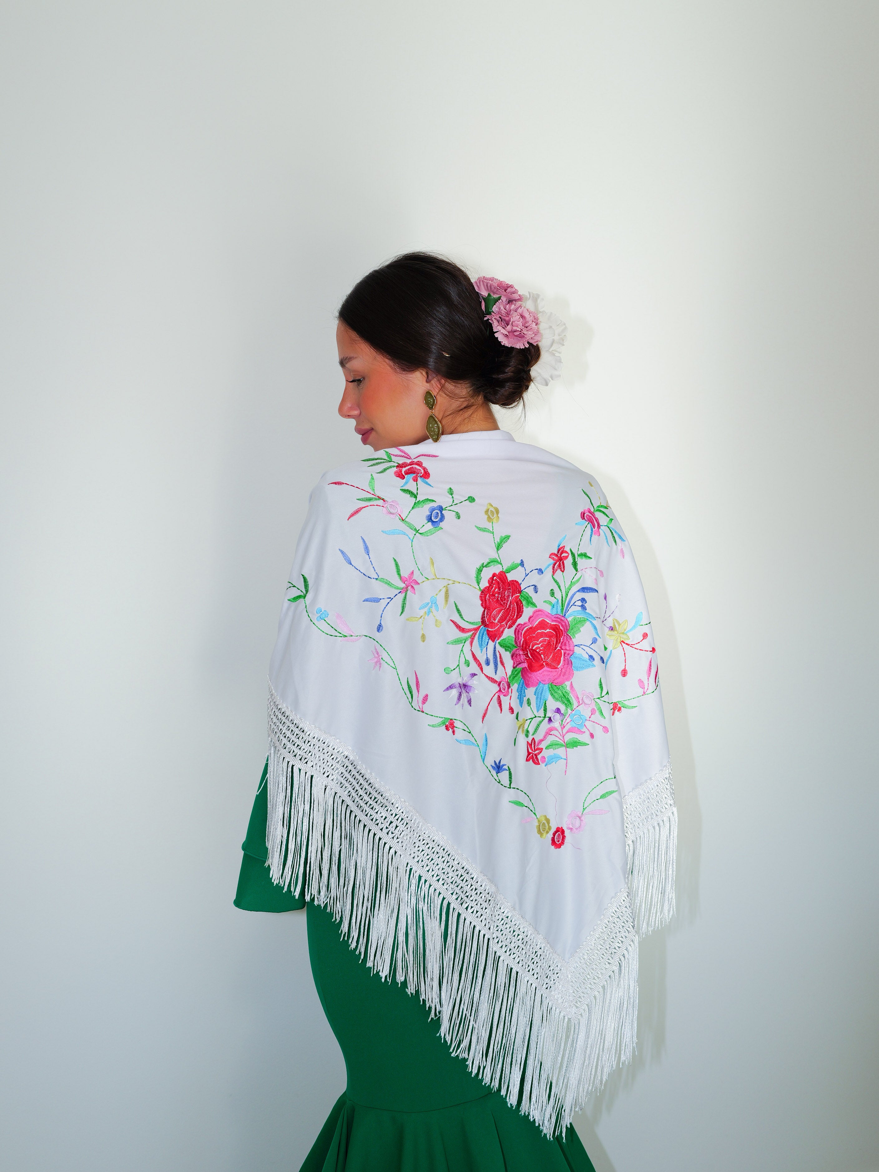 Châle flamenco brodé de fleurs blanches