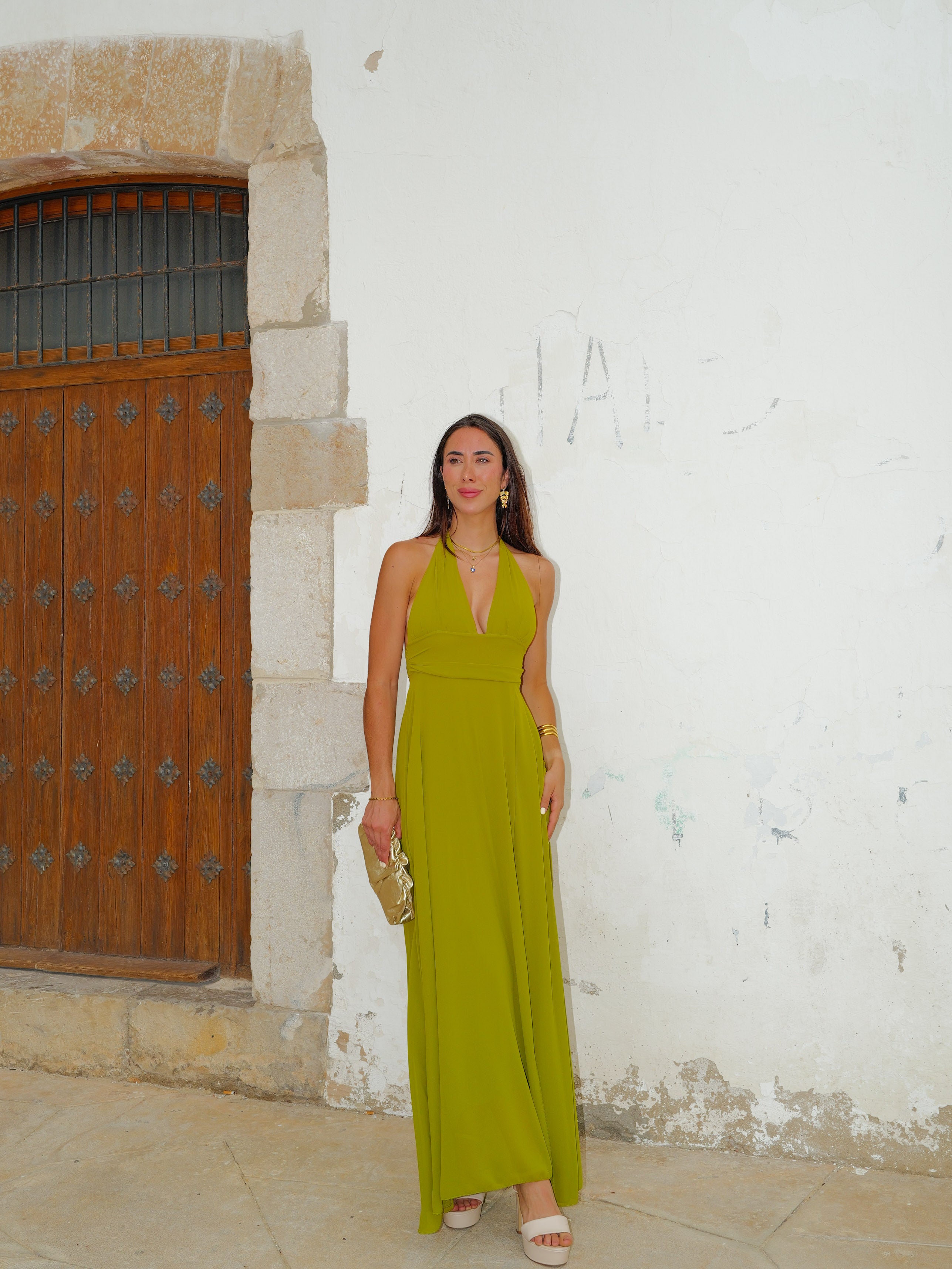 Robe longue en gaze olive avec décolleté en V