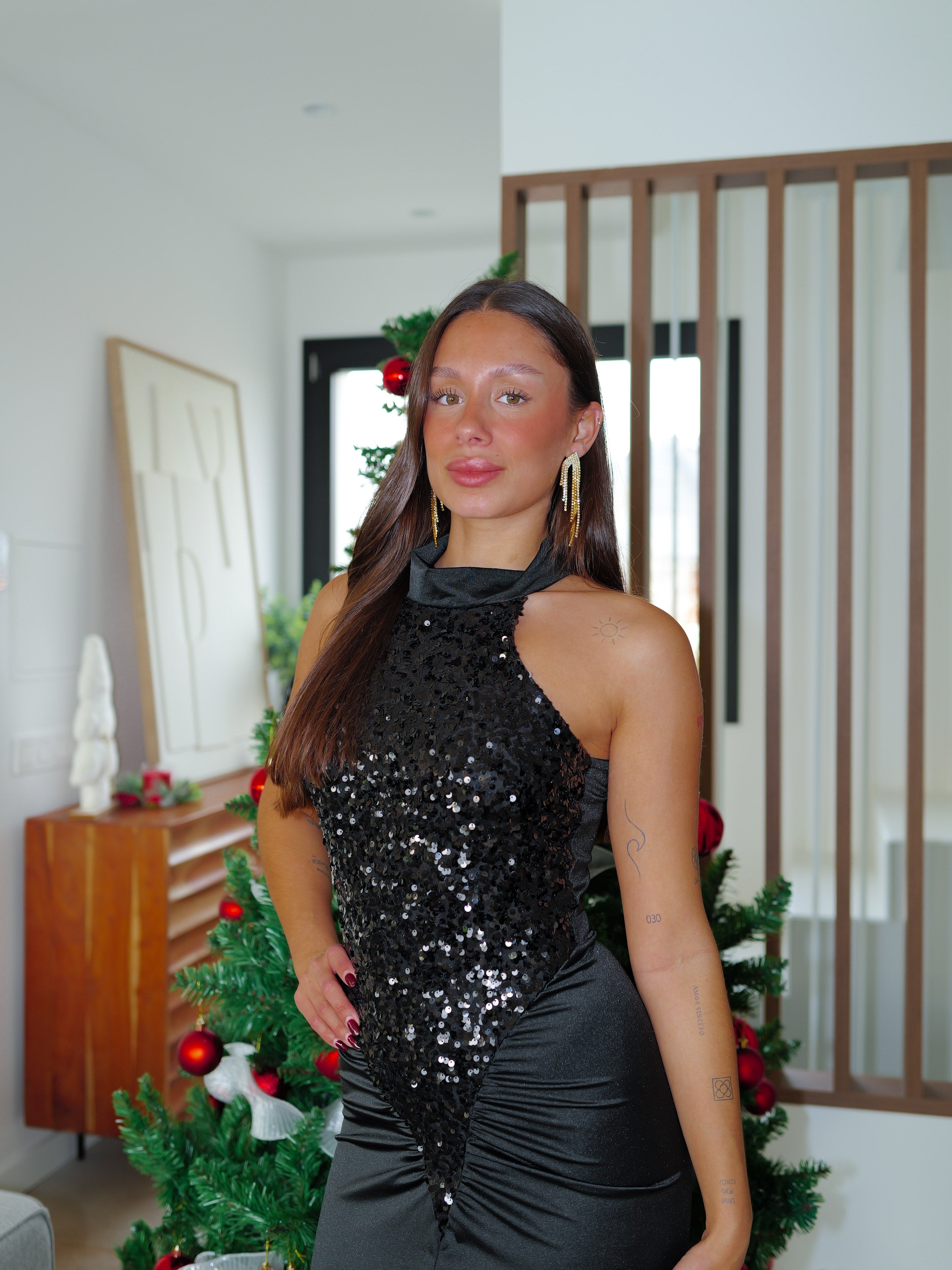 Robe longue dos nu à encolure pailletée noire