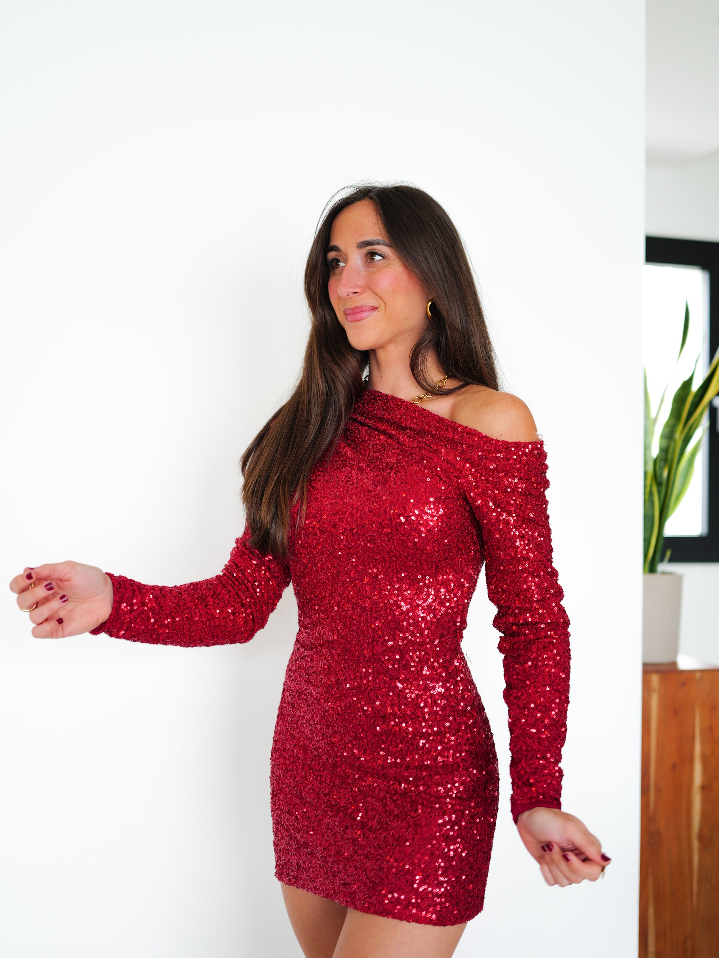 Mini robe asymétrique à paillettes vin