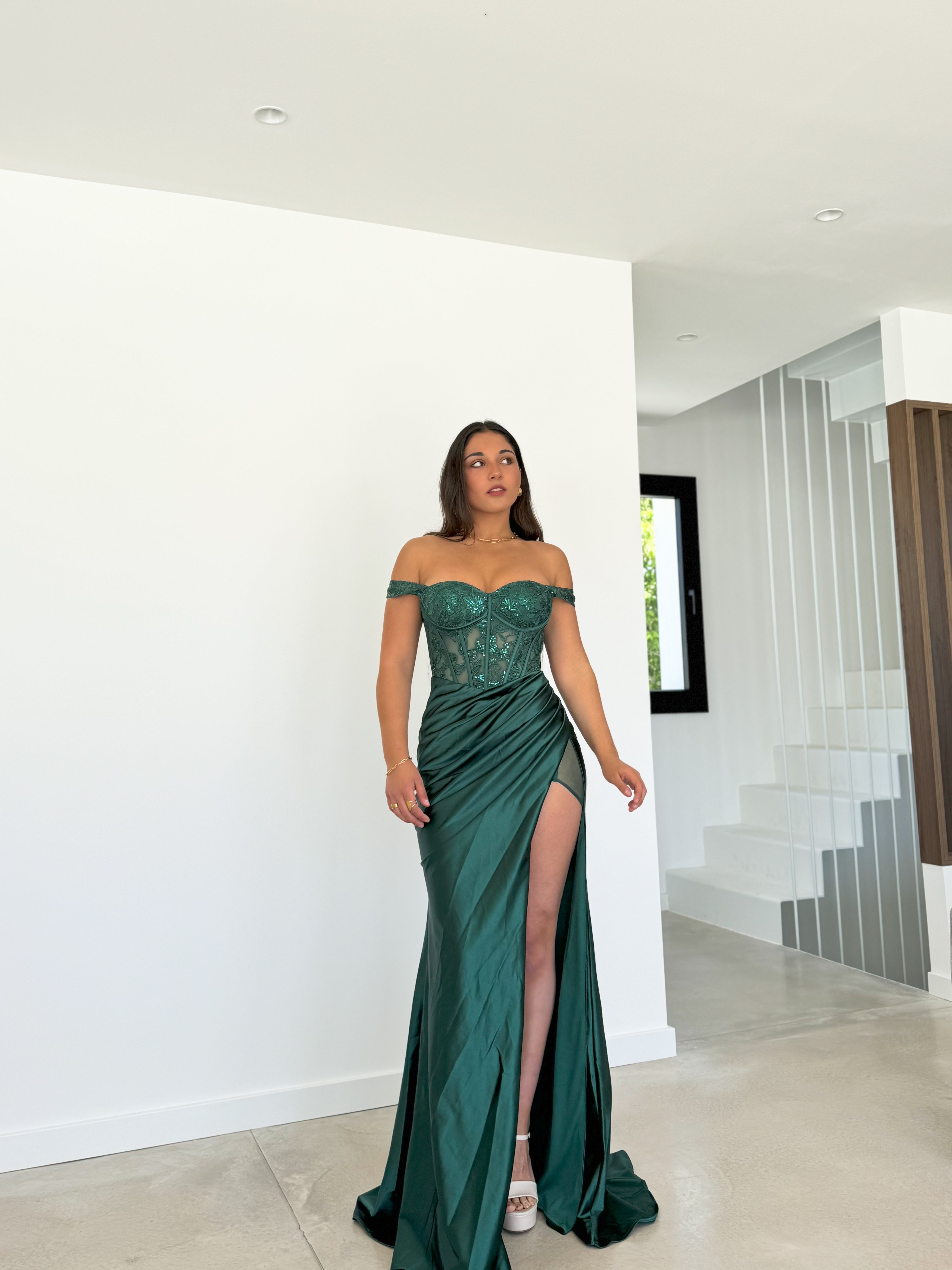 Robe en dentelle avec manches en satin bouteille
