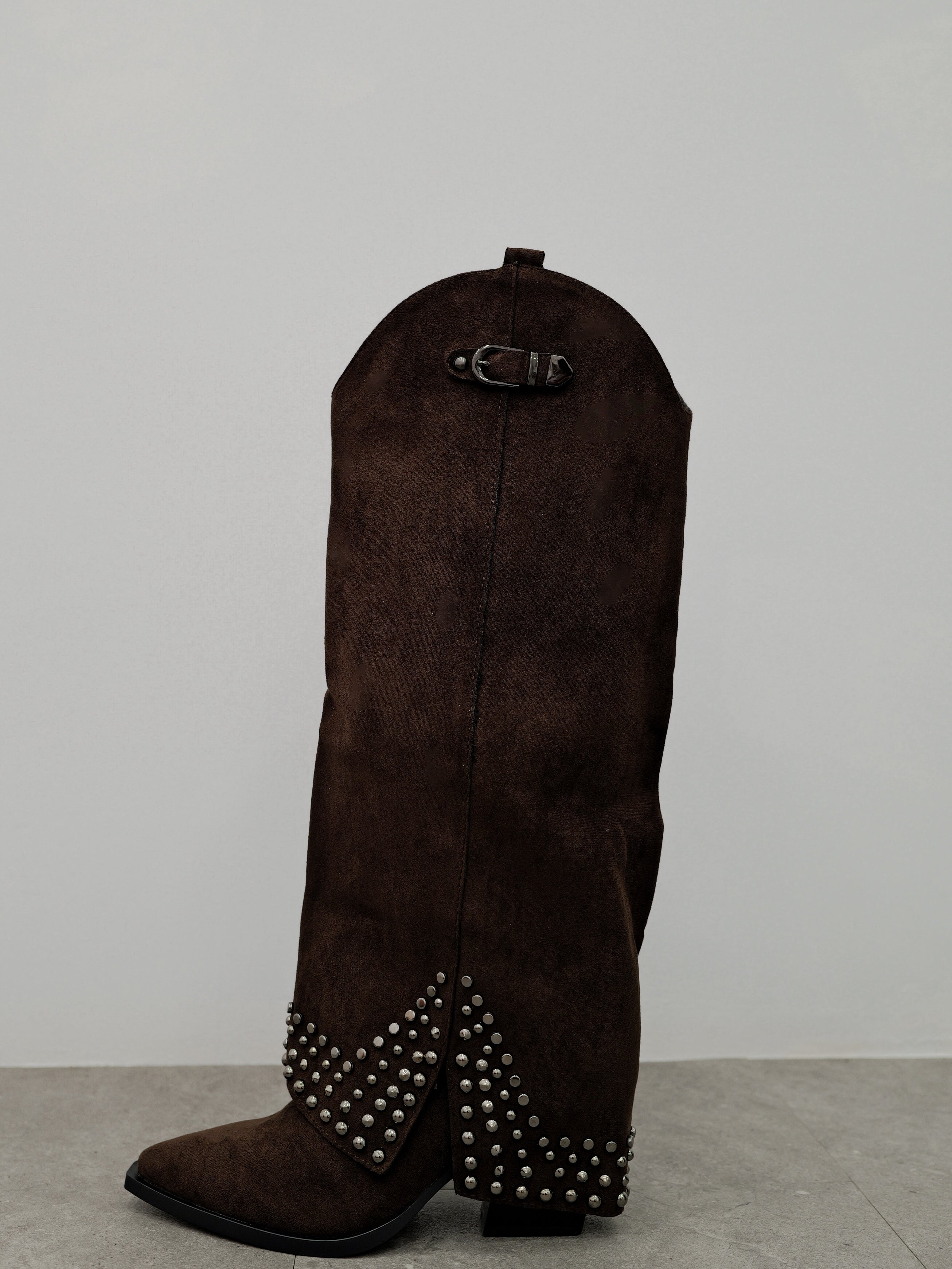 Bottines à talons en daim chocolat avec clous