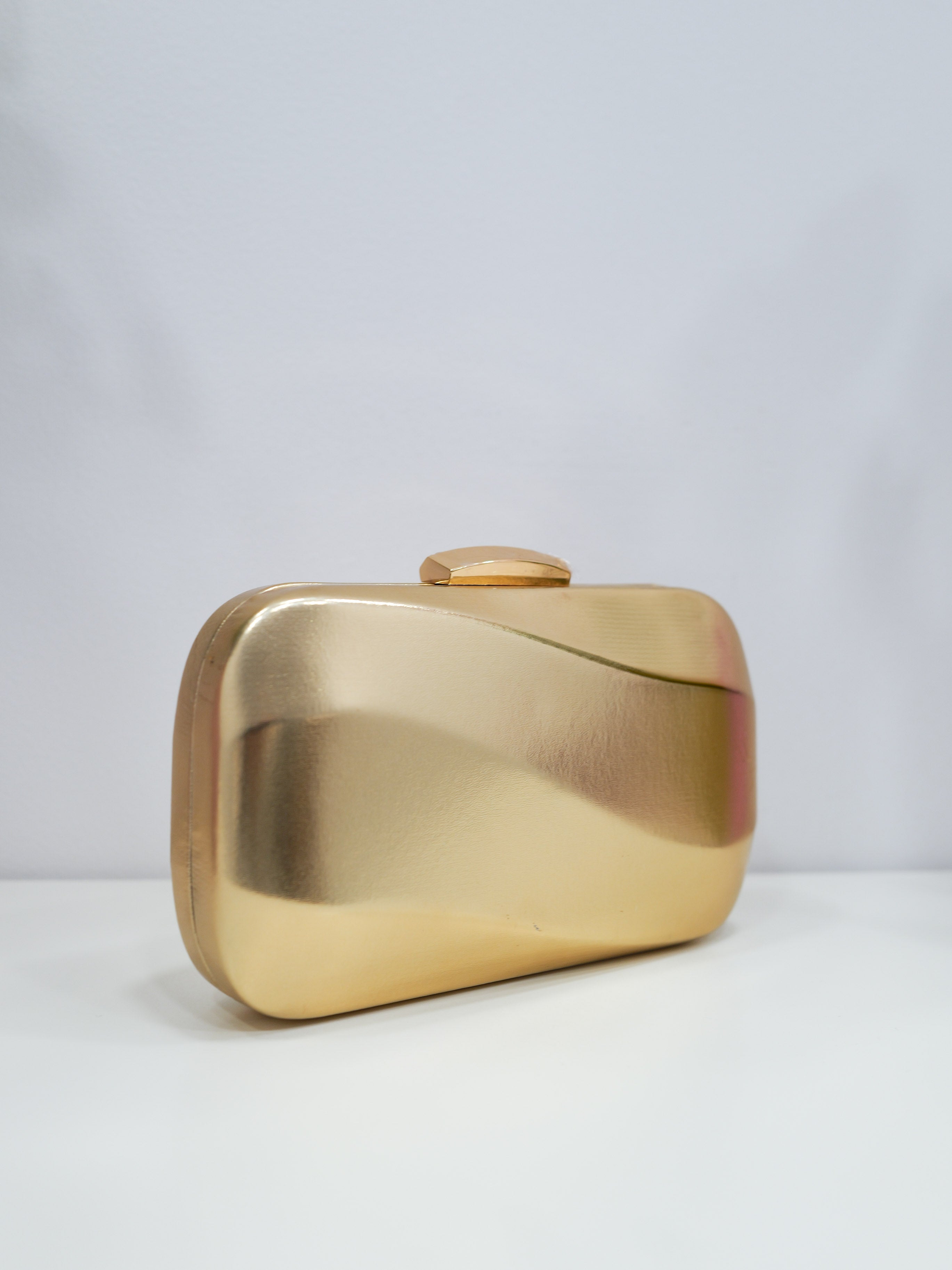 Pochette dorée à effet de vague