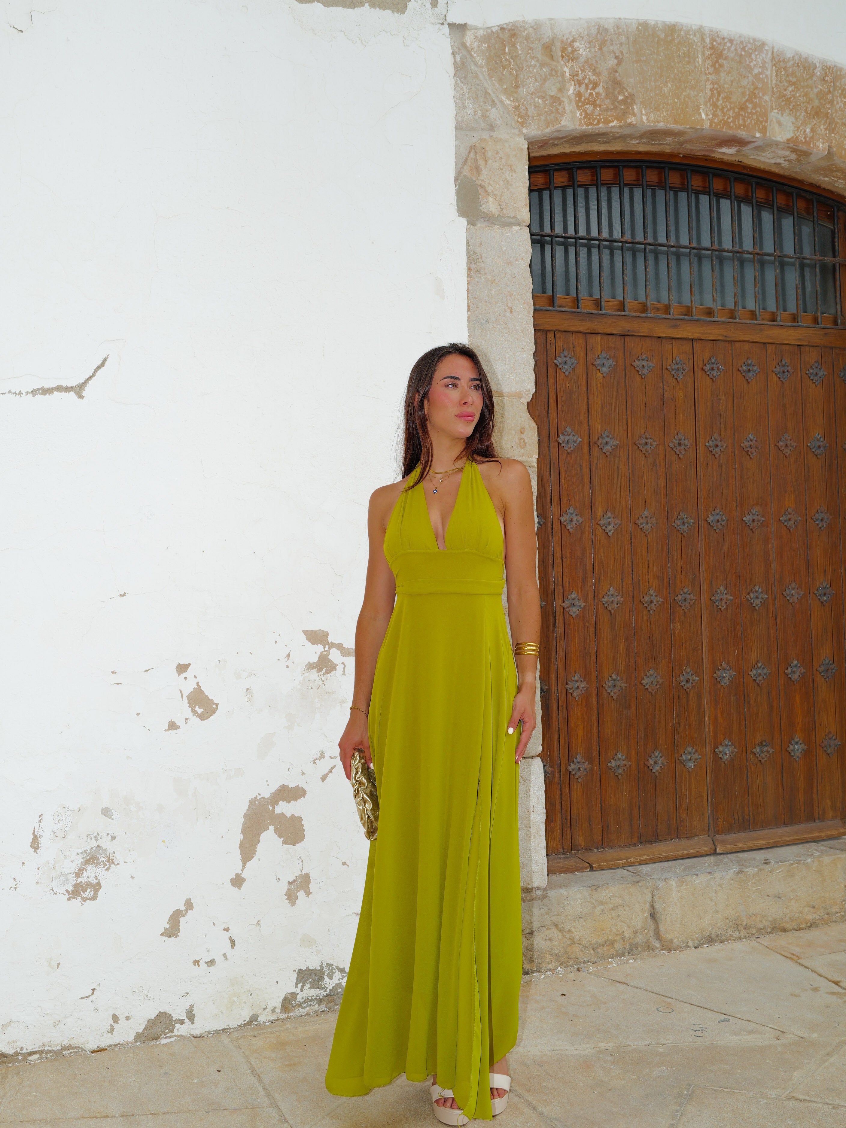 Robe longue en gaze olive avec décolleté en V