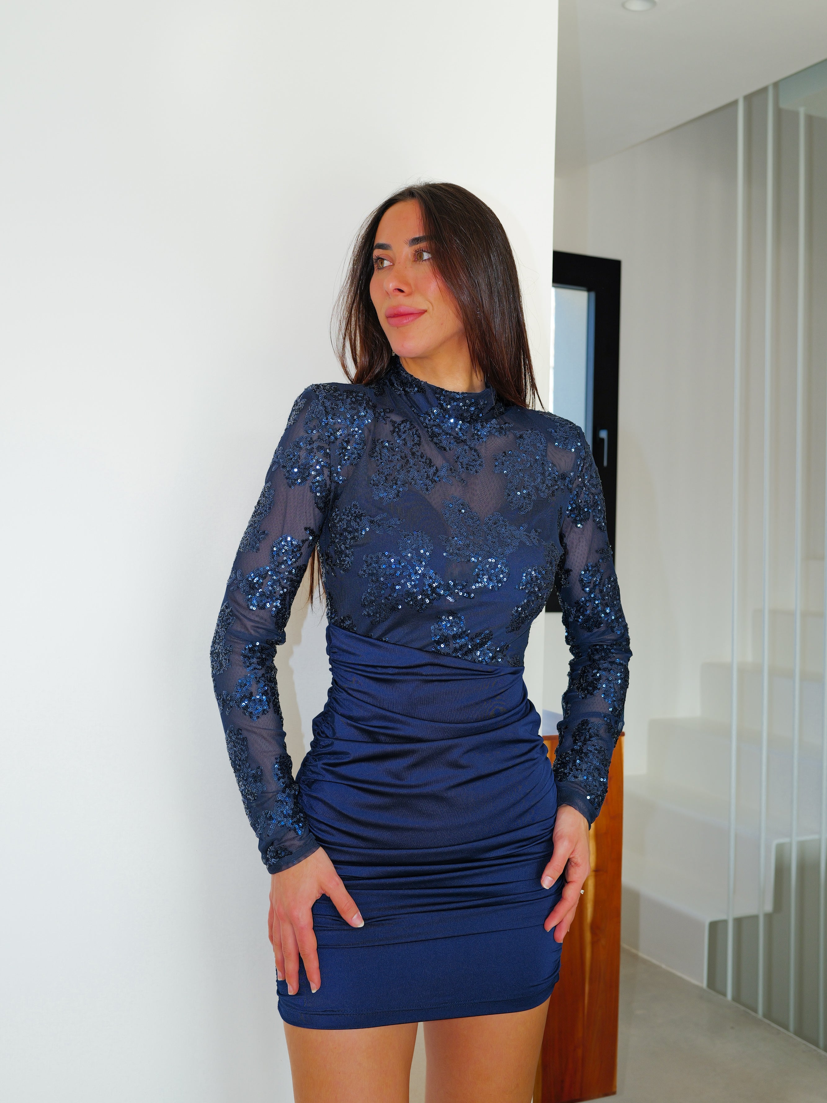 Mini-robe à manches longues et détails bleu marine