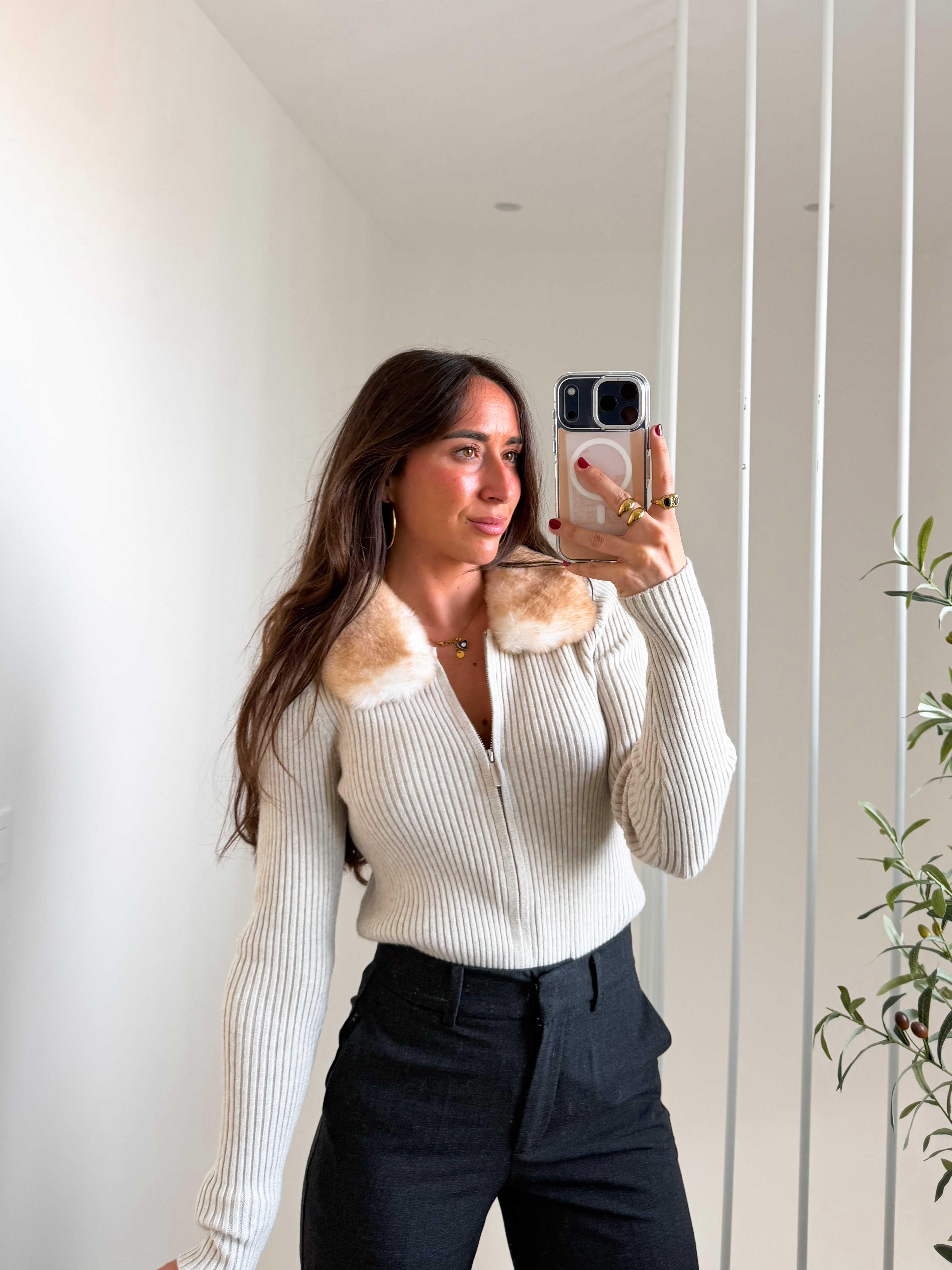 Veste beige côtelée avec col en fourrure