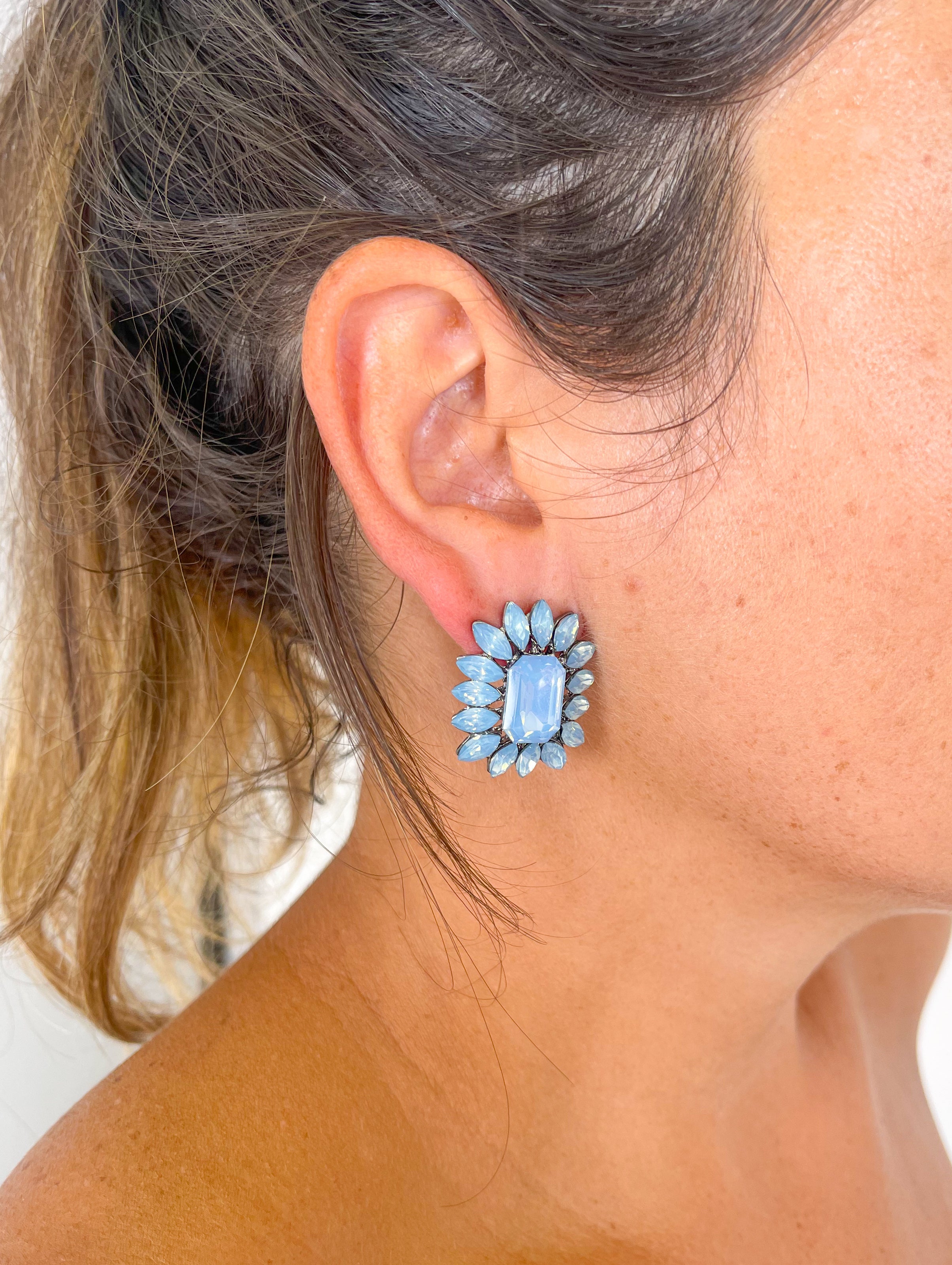 BOUCLES D'OREILLES bleu clair pierres fleuries